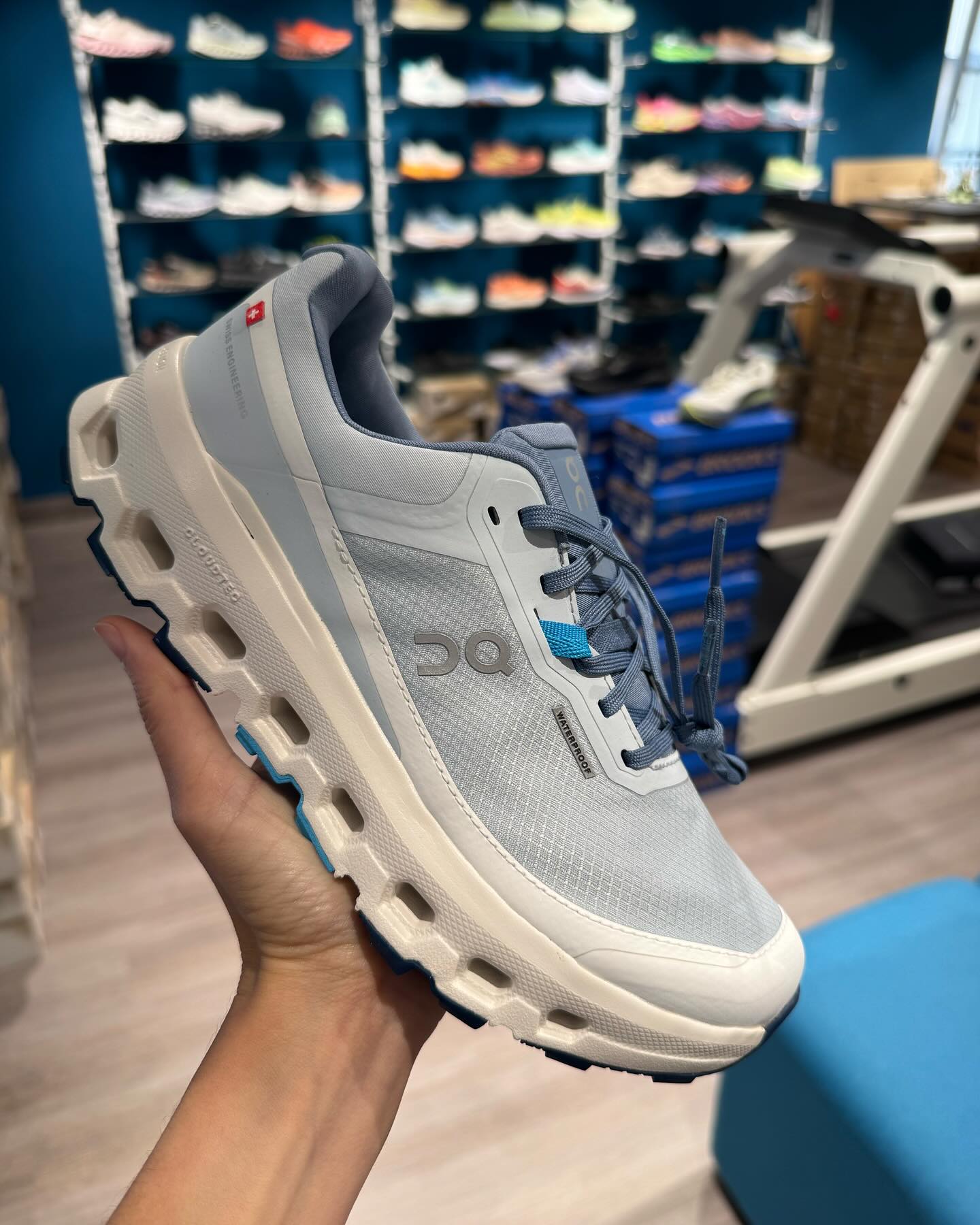 🌧️👟 Egal ob Regen oder Sonne – der neue On Cloudvista 2 Waterproof ist da!
Leicht, reaktionsfreudig und mit wasserdichtem Obermaterial – perfekt für deine Läufe bei jedem Wetter. 💨
Bei Kampa Schuhe Freising bekommst du nicht nur den Schuh, sondern auch eine professionelle Laufschuhberatung mit Laufanalyse. So findest du garantiert das Modell, das zu deinem Laufstil passt. 🏃♂️
➡️ Komm vorbei und teste ihn direkt bei uns im Laden!
📍 Kampa Schuhe Freising
#OnRunning #Cloudvista2 #WaterproofRunning #Laufschuhe #Laufanalyse #Freising