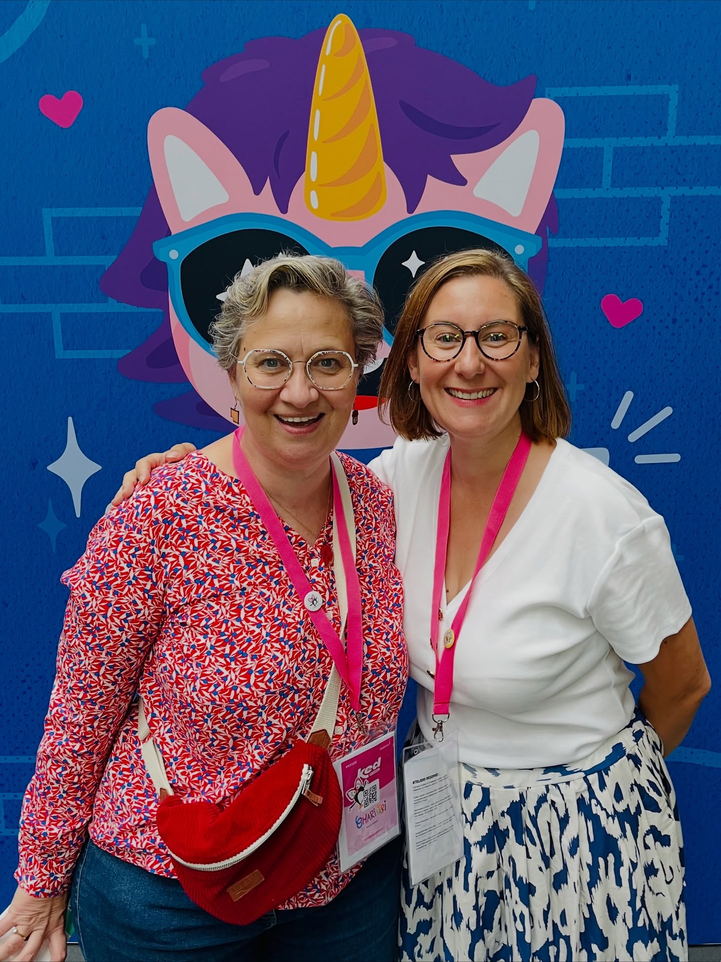 C•H•A•R•I•V•A•R•I
▶️ Et toi, quel(s) insta PE voudrais tu remercier ?
Aujourd’hui je voulais rendre un p’tit hommage à une personne que j’admire depuis tellement longtemps !
J’ai lu et relu son blog des dizaines de fois, utilisé toutes ses ceintures de compétences, suivi ses conseils, écouté ses ateliers au @kedparis et j’en passe …
Et un jour … en 2021 j’ai eu la chance de la rencontrer en vrai !!! Je n’osais même pas aller la voir pour lui parler et puis hop je me suis lancée !
Depuis on se retrouve tous les ans en juillet et c’est toujours un plaisir de la voir et de discuter avec elle.
Cette année j’ai eu la chance qu’elle m’offre son livre de LAM de vocabulaire alors je vous fais un petit retour après l’avoir utilisé pour la première fois la semaine dernière !
Ce que j’aime c’est que ce n’est pas une leçon traditionnelle. C’est une leçon pour se questionner. Et même l’enfant qui n’a pas d’aide à la maison ou qui ne peut pas se faire interroger peut se poser des questions et essayer de voir s’il a compris la notion.
C’est très facile à mettre en place en classe et pas chronophage car tout est pensé pour que ce soit rapide à découper et à coller !
Alors merci à toi pour ce joli cadeau mais surtout merci pour tous tes partages, ta générosité et ta gentillesse !
À bientôt pour une nouvelle séance de journaling avec @tablettesetpirouettes, un resto avec @maitrevandekamp et @professionmamanmaitresse ou une virée en voiture avec @maitrefafa ! 😘
Bon mercredi à tous !
Maitresselili_lh ✨
#maitresselililh #charivari #LAM #cycle3 #cm1 #cm2 #vocabulaire