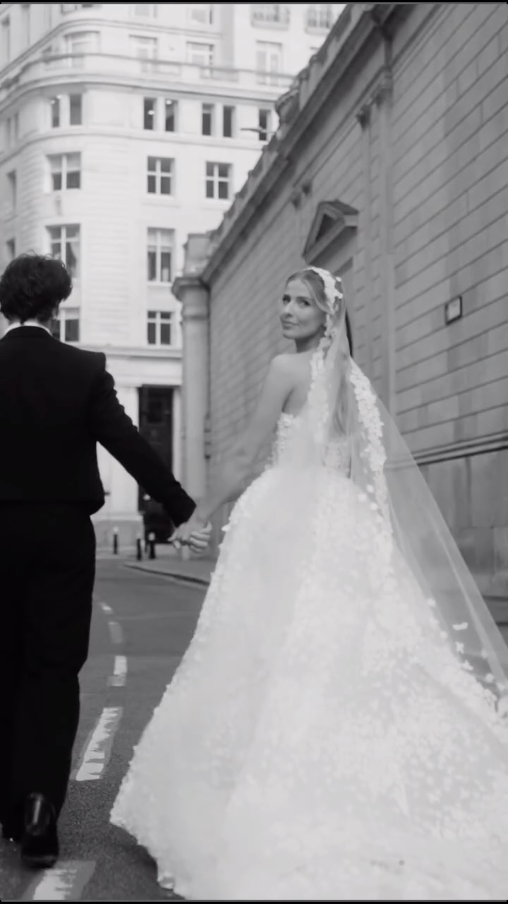 The dress.
@theweddingclubofficial
@zuhairmuradmariage
@georginaecastle