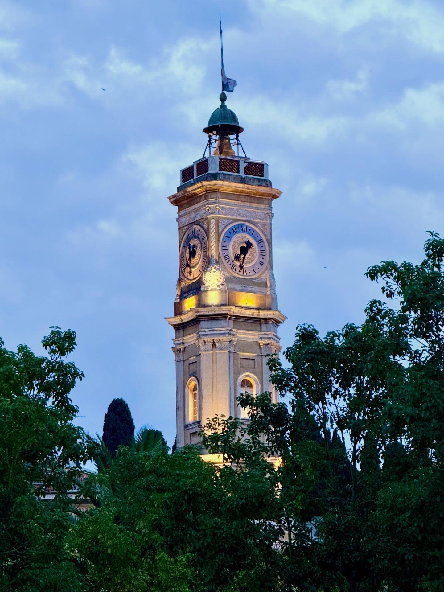 Time in Old Town Nice #nice #nicefrance #nicecotedazur #nicefrance🇫🇷❤️ #nicefranceriviera #frenchrivieralife #frenchriviera🇫🇷 #mediterranean #mediterranée #retireandtravel #retireandenjoylife #france🇫🇷 #visitnice #ilovenice❤️ #cotedazurfrance #niceislove #travelbloggers #travelblog #travelblogging @visitcotedazur