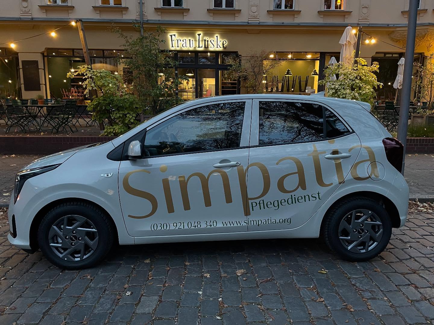 Gut sichtbar geparkt in Büronähe! 🛫🚀