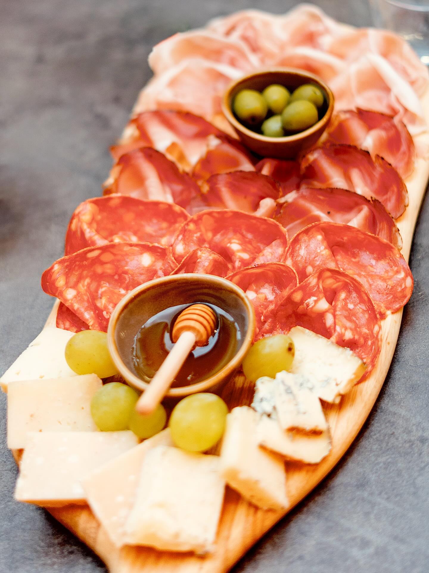 Dalla Terra’s Grand Antipasti to Share
A feast of Italian flavours to enjoy together:
🥩 16-month Prosciutto di Parma
🥓 Speck
🍖 Spianata Piccante
🧀 Toma, Blue & Cow’s Milk Tartufo
🧀 24-month Organic Parmigiano Reggiano from London Borough Market
🍇 🫒🍯 Served with grapes, olives & honey
Perfect with a glass (or bottle) of wine.
📍 Covent Garden
📷 @tomcyagency
#DallaTerra #CoventGarden #ItalianWineBar #Antipasti