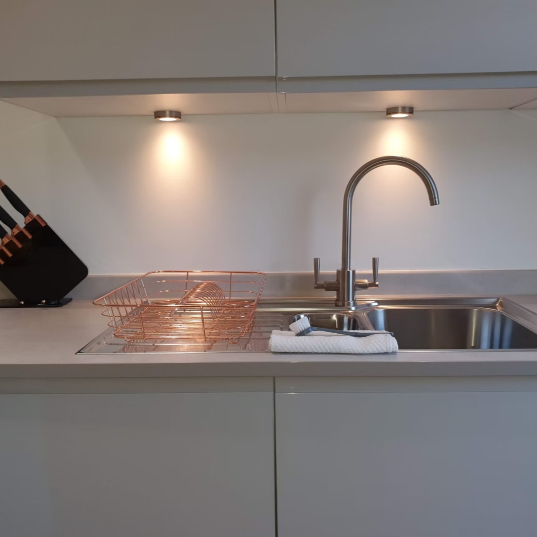 You know by now that I am not about that toxic life, and that especially applies to where we cook our food. I only use 100% non-toxic products in my kitchen cleans that will not leave anything nasty where you feed your loved ones. I am also super good at it 🧽✨