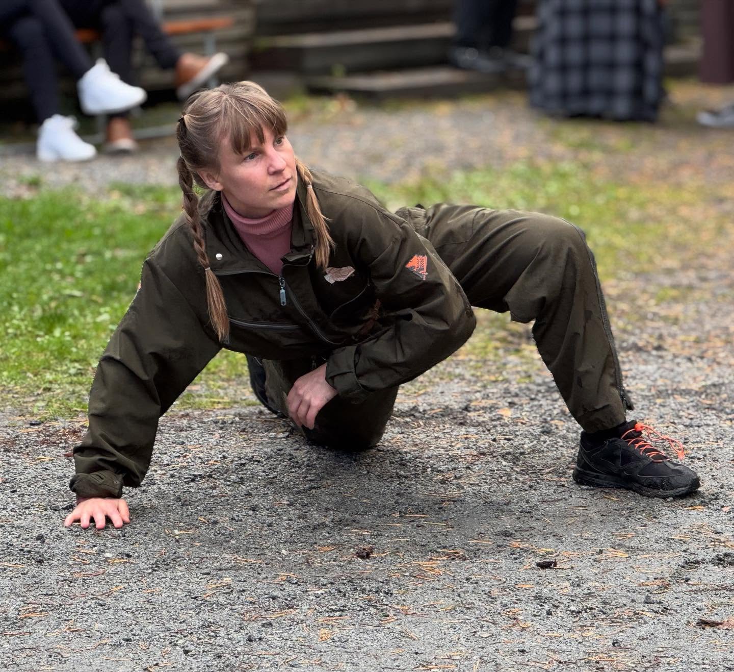 Menovinkki! Tanja Kunnarin ja Salla Talvikki Niemisen Havaintoja kaupungista -esitys liikkuu Hämeenlinnan keskustassa Pimeän kaupan iltana pe 26.9. klo 18-19.30 ✨
Havaintoja kaupungista -esityksessä hämeenlinnalaiset tanssitaiteilijat Tanja Kunnari ja Salla Talvikki Nieminen tutkivat ja ottavat haltuun kaupunkitilaa liikelähtöisesti. Esityksen aikana tanssijat voi kohdata keskustan alueella mm. Reskalla ja torilla. Esityksessä tanssijat inspiroituvat ympäröivästä kaupungista: tiloista, rakenteista, materiaaleista sekä matkalla kohdatuista tapahtumista ja ihmisistä. Teos juhlii dialogisuutta kaupunkitilan kanssa, suhtautuu leikkisästi ympäristöönsä ja on avoin hetkessä syntyville kohtaamisille. Teos näyttää vaihtoehtoisia tapoja kaupungissa olemiseen ja herättelee pohtimaan, kenelle kaupunki kuuluu, mitä siellä saa tehdä ja mikä on kaupunkitilassa mahdollista.
@tanja.kunnari @salla.talvikki @kaupunkikeskusta
📷 @aleksiaromaa