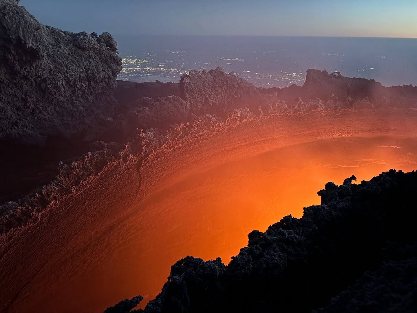 #Etna Lava Trek • Agosto 2025 | Un’altra incredibile eruzione è terminata… ed ecco l’ultimo spettacolare tramonto ad alta quota insieme a voi per ammirare questo incanto ❤️🌋 #sicily #volcanoes #sicilia #guidevulcanologichesicilia #eruzione #eruption
👉Info/Prenota
🌍 https://www.etnative.com/etna-cratere-centrale
📲 +393780861560
Ⓜ️ etnativo@yahoo.it