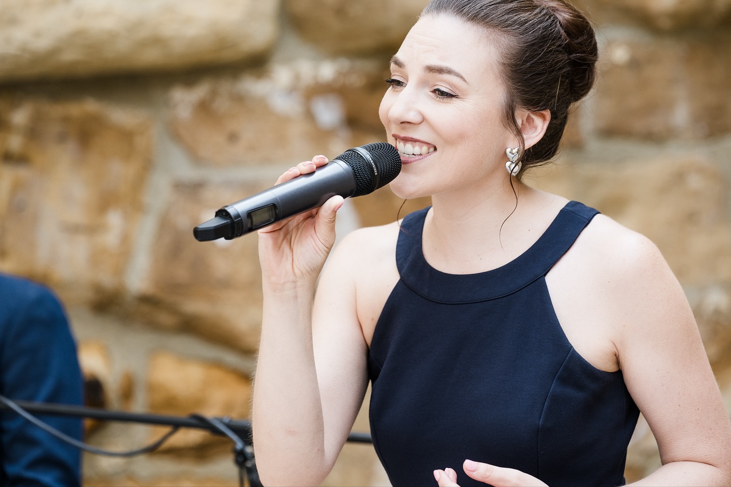 „Beim Singen bin ich ganz in meiner Welt – ganz in meinem Element. 💜 Es ist ein großes Glück, diese Leidenschaft mit anderen teilen zu dürfen.
Vielen Dank, liebe @rebeccaconte_photography , für die wunderschönen Bilder!
Was gefällt euch besser – Schwarz-Weiß oder Farbe?
#Hochzeitssängerin #Hochzeit2025 #Trauung #FreieTrauung #LiveMusik #SängerinStuttgart #Hochzeitsmusik #RebeccaSammet #Hochzeitsduo #Hochzeitspianist #Hochzeitsdienstleister #Livegesang #WeddingSinger #WeddingMusic #Traumhochzeit #SektempfangMusik #MusikFürEureHochzeit #Hochzeitspaar #Hochzeitsinspiration #StuttgartWedding“