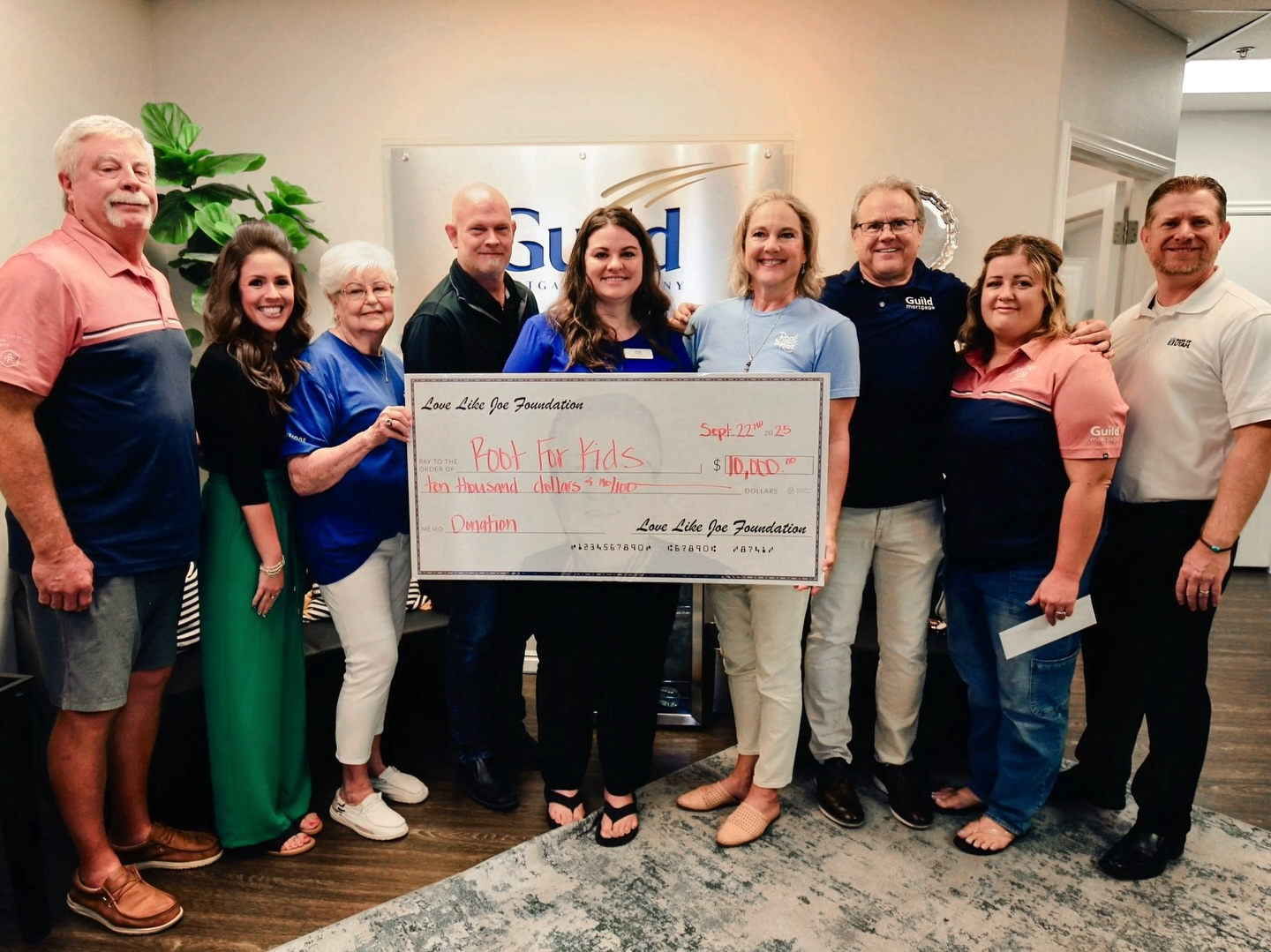 We’d like to give a big THANK YOU to the Love Like Joe Foundation for their generous $10,000 donation! We are honored to continue being part of such an incredible tradition in memory of an extraordinary man. Thank you for all you do for our community! 💕