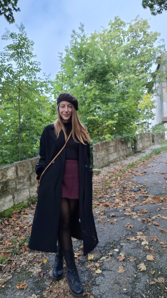 Ich kenne Taubheit.
Sie hat mich jahrzehntelang intensiv begleitet und ja, vielleicht war sie früher einmal überlebenswichtig. Die Dissoziation in der Kindheit. Das Nicht-Fühlen. Später das Verstecken hinter Systemen.
Doch auch in diesen Phasen blitzte immer wieder etwas durch: Wahrheit, welche wehtat.
Ein Schmerz, der mir zuflüsterte: hier stimmt etwas nicht. Je länger ich ihn überging, desto lauter wurde er. Bis er unerträglich wurde - dieser Seelenschmerz, der uns erinnert.
Dann stehen wir vor einer Wahl:
Stürzen wir uns erneut in Fremdbestimmung, in das alte Spiel der Abgabe von Verantwortung? Weiter im Außen nach der Lösung zu suchen? Oder nehmen wir an, was wirklich da ist? Und zwar ganz tief in uns selbst.
Für mich war und ist der Schlüssel derselbe geblieben:
Das JA zu mir.
Das Ja zu all meinen Anteilen - auch zu Schmerz, Körper, Schatten.
Das Fühlen, das Integrieren.
Denn nur, wer fühlt,
kann zurück in die Selbstermächtigung.
Zurück in die Wahl.
Zurück zu sich selbst.
✨
#weiblichkeit
#einfachfrausein
#selbstverantwortung
#fühlenstattfunktionieren
#seelenschmerz
#authentischleben
#selbstermächtigung
#innerewahrheit
#bewusstseinswandel
#zurückzumherzen