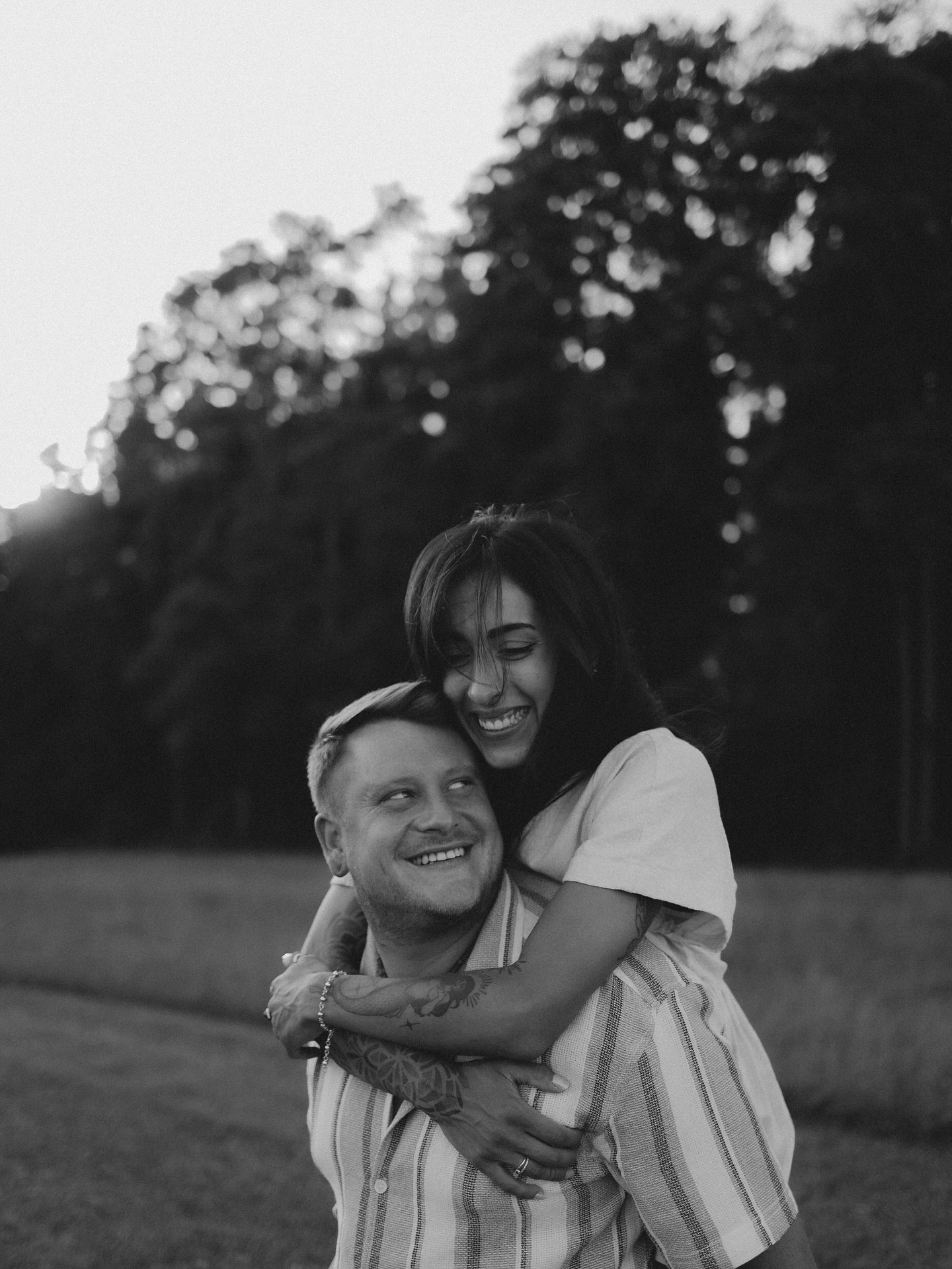✨ Zeit für euch ✨
Wann hast du deinen Herzensmenschen das letzte Mal wirklich tief angesehen?
Nicht zwischen Alltag, Terminen und To-Do-Listen , sondern ganz bewusst, mit Ruhe, mit Nähe, mit Liebe. 🖤
Genau das passiert bei einem Paarshooting:
ihr dürft den Lärm draußen lassen, euch fallen lassen und euch erinnern, wie schön es ist, sich zu haben.
Blicke, die ins Herz gehen. Berührungen, die bleiben. Momente, die euch noch näher zusammenbringen. 🖤
Es ist nicht einfach ein Shooting,
es ist wie ein kleines Date,
ein Geschenk an euch selbst,
eine Erinnerung, die nie verblasst. ✨