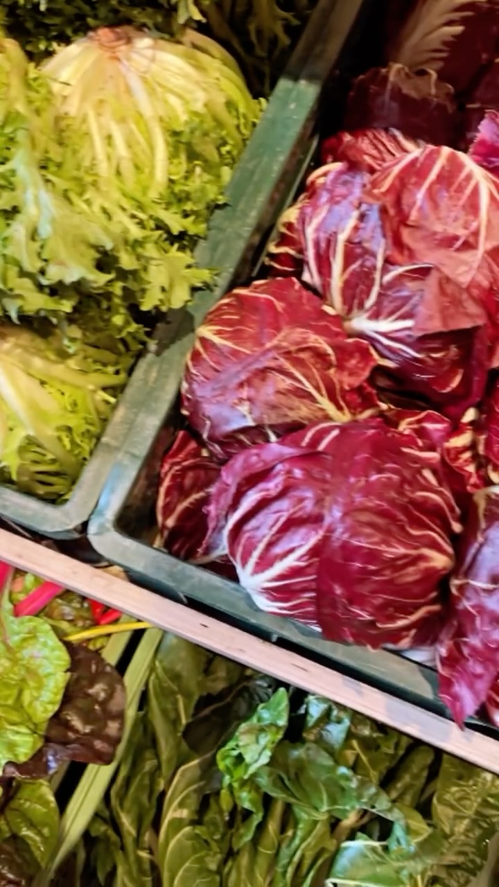 Passie is het juiste woord als je bij Goutte in Vroenhoven op bezoek gaat. In hun hoevewinkel kan je heerlijke groenten kopen die ze zelf telen. En het verhaal erachter is al even bijzonder . 💚