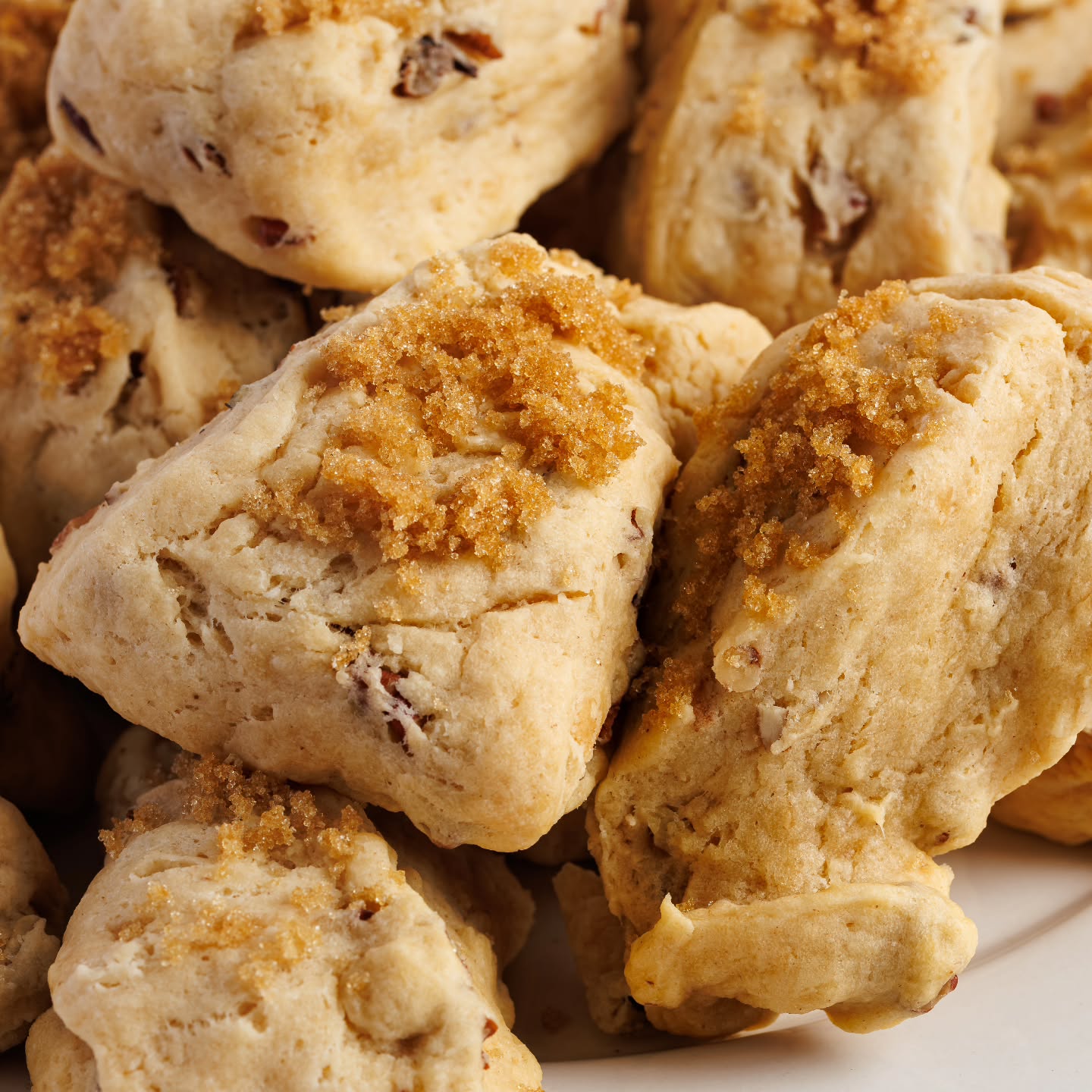 We are selling delicious scones in a set of 16 or 32 pieces. This scone flavor is maple pecan.
#scone #delicious