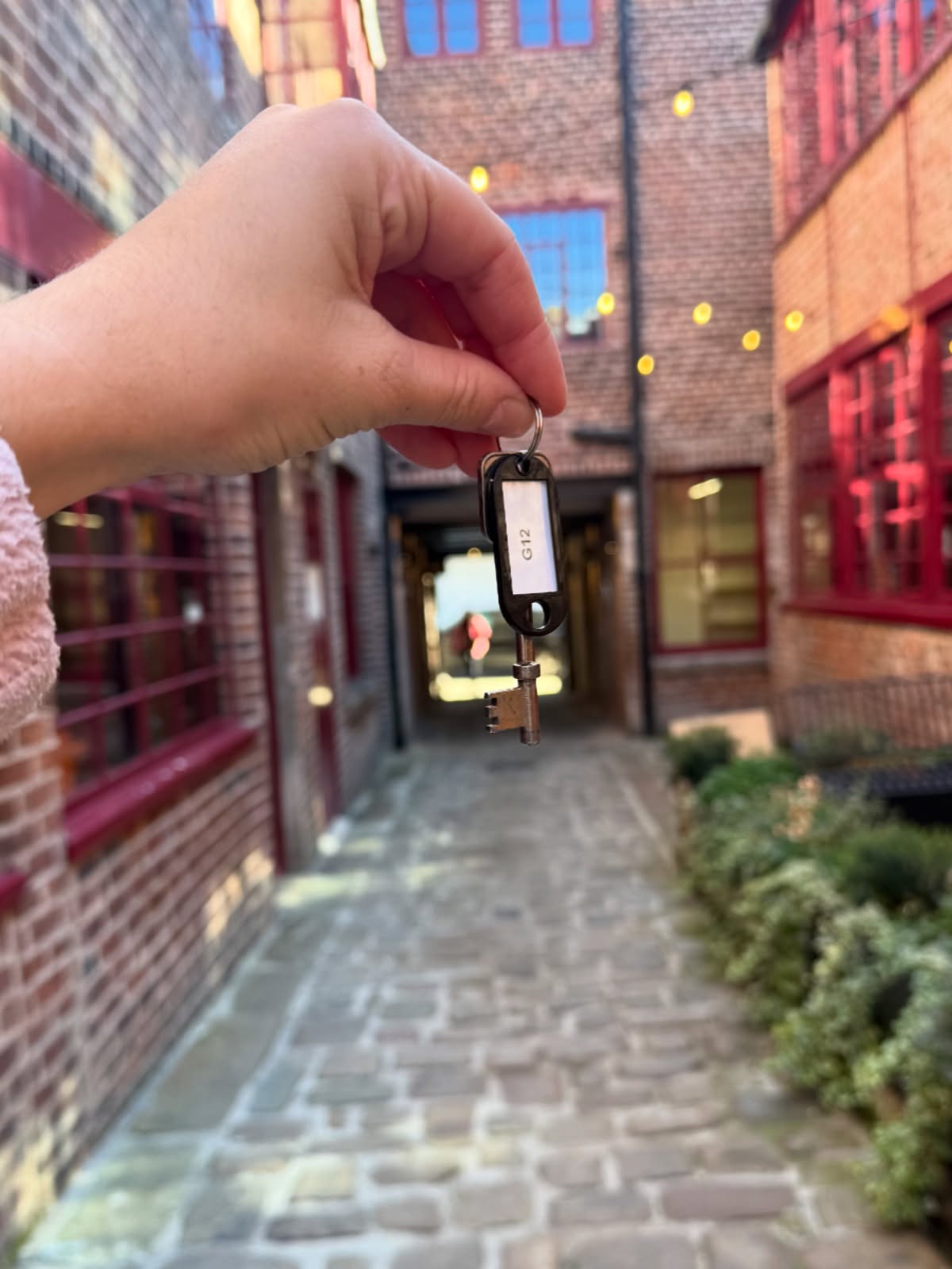 I’ve been keeping a secret ✨
This isn’t just any set of keys, these are keys for my very own retail and workshop space 🥺💕
Mixed feelings of excitement and nerves, thankful of the wonderful support I have around me to be able to do this 💖
Shop opening TOMORROW, workshops live on Monday 👀