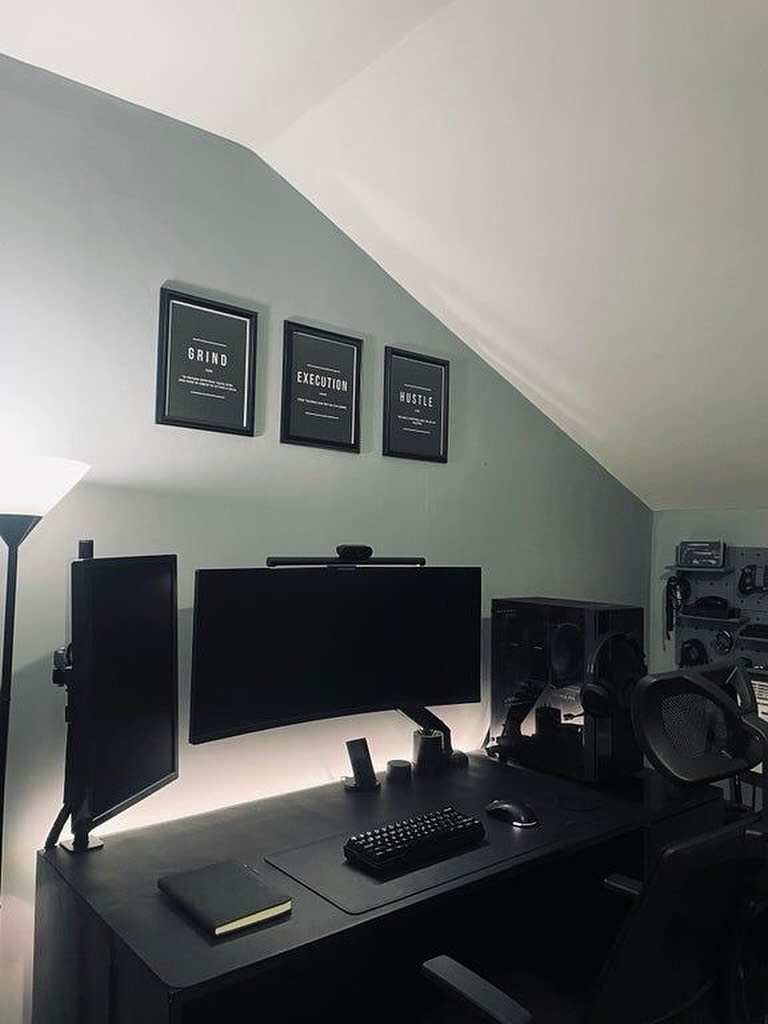 Blacked-out setup, maxed-out ambition.
⚡ RTX 4090 power.
⚡ NZXT H9 Elite flow.
⚡ Corsair precision.
And on the wall? Motivation to grind harder than the fans spin. 🚀
Would you game here or build an empire? 👀
#BlackAesthetic #PCSetup #DeskGoals #MotivationWall #Battlestation #GamingSetup #MinimalDeskSetup #WorkstationGoals #DeskInspo #CustomPCBuild #RTX4090 #NZXT #Corsair #SetupFlex #mindsetandmachines