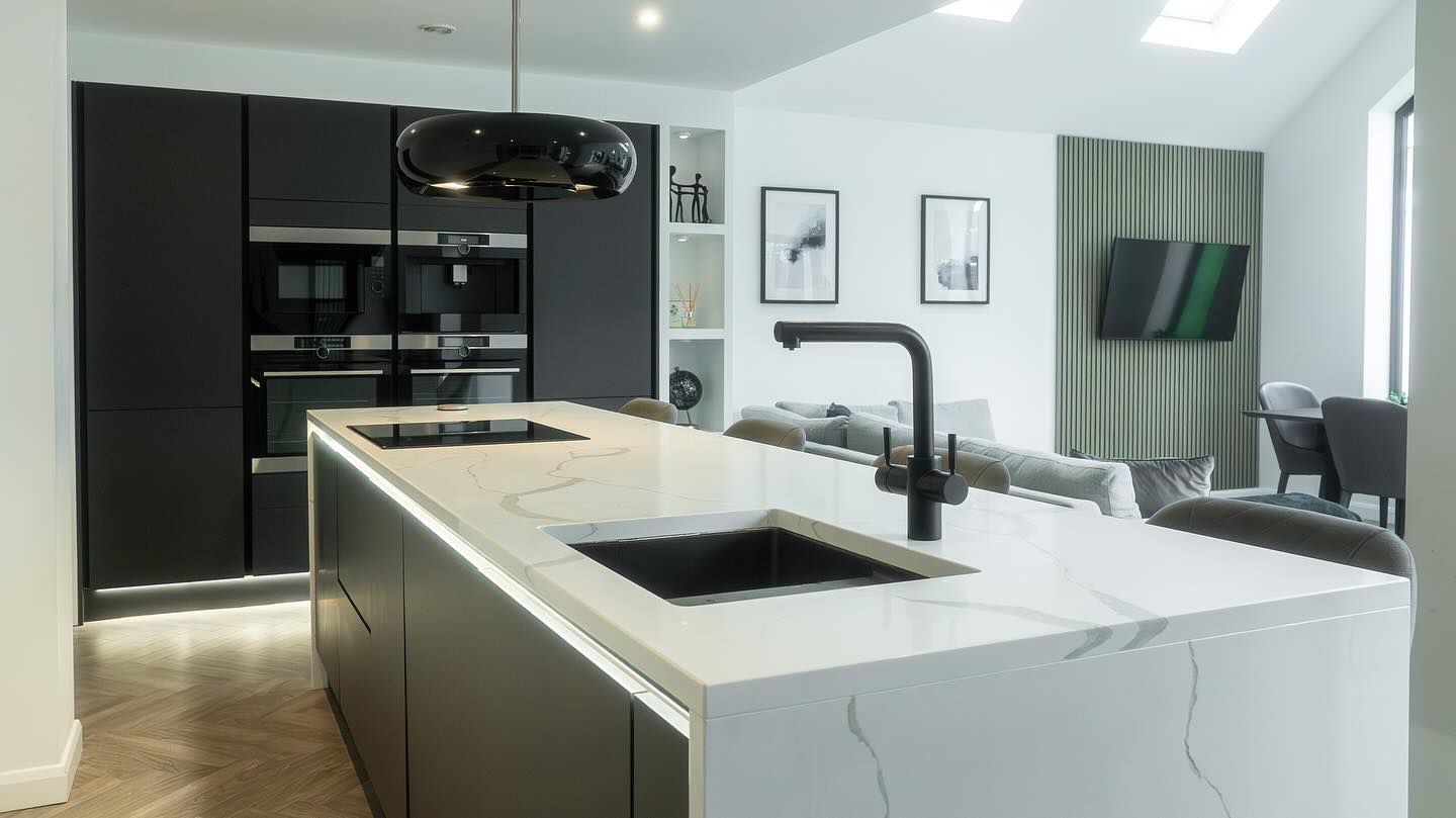 ✨ Sleek. Modern. Effortless.
This gorgeous true-handleless black kitchen features dramatic waterfall quartz edges, a boiling water tap, integrated coffee machine and clever space-saving storage to maximise the look.
We absolutely loved designing this one. Our customers were passionate, knew exactly what they wanted to achieve, and the space they’ve created is beyond beautiful. 🖤
@creovisualz 📸
#1066kitchens #kitchen #kitchensofinstagram #designer #interiordesigner #aeg #quooker #quartz #herringbone #black #refurbishment #bexhill #eastsussex #blum