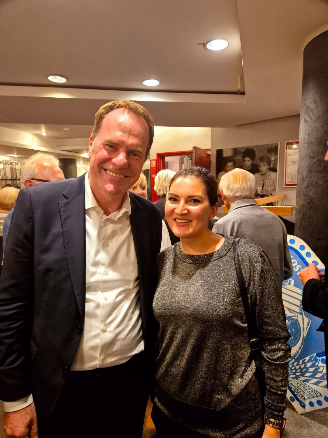 Heute ist Wahltag in DĂŒsseldorf! Ein schöner Anlass, dieses alte Foto mit dem OberbĂŒrgermeister @dr.stephankeller zu teilen. Unsere Stadt, unsere Stimmen, unsere Zukunft. đ
.
.
.
.
.
.
#DĂŒsseldorf #SingerLife #Throwback #Wahltag