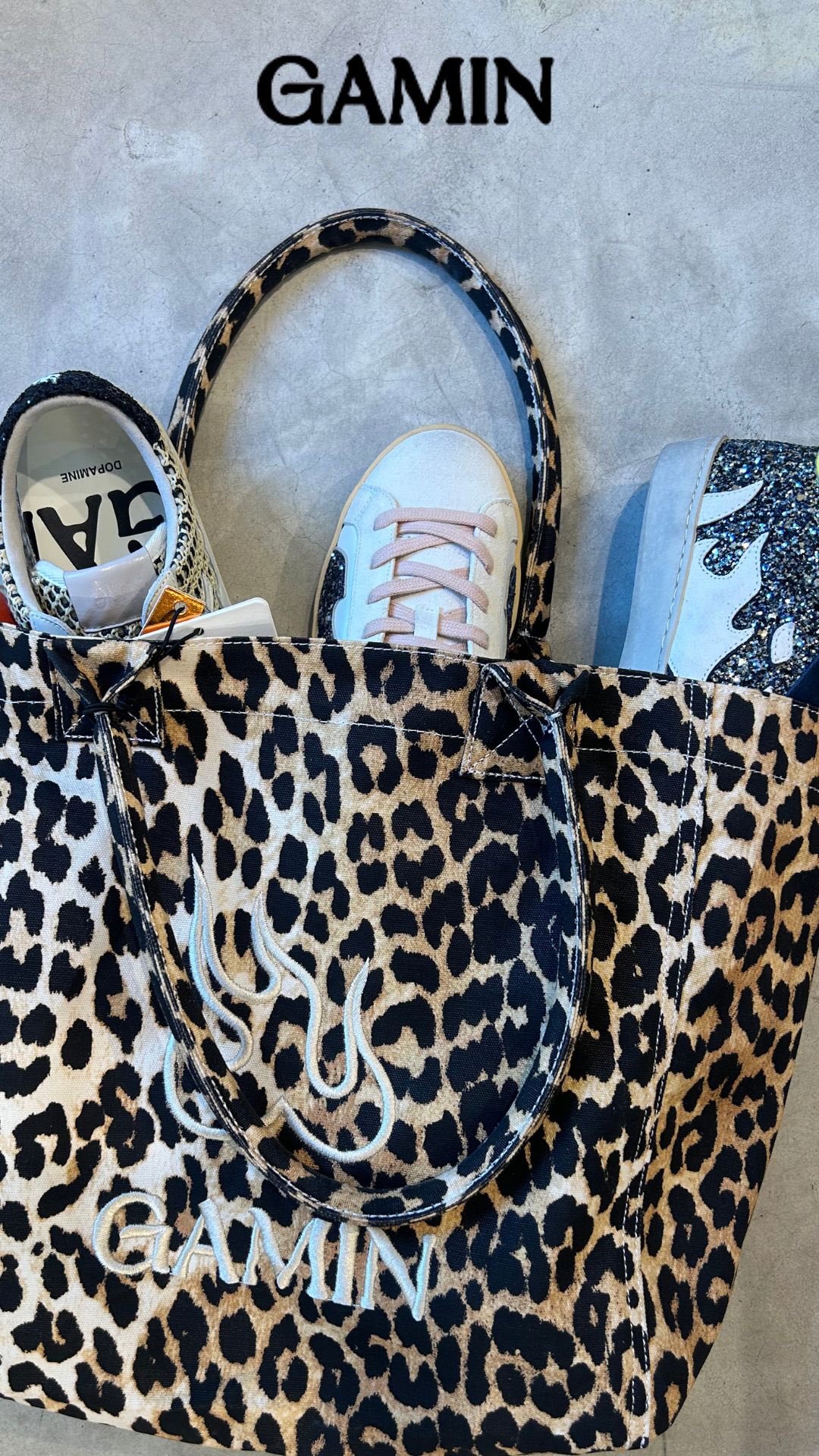 🍂Autumn has just arrived… but the future is already calling.
A hidden glimpse inside the GAMIN bag.
The SS26 must-haves are waiting to be revealed. ✨
@gaminuniverse__
#ss26 #gamin #sneakpeek