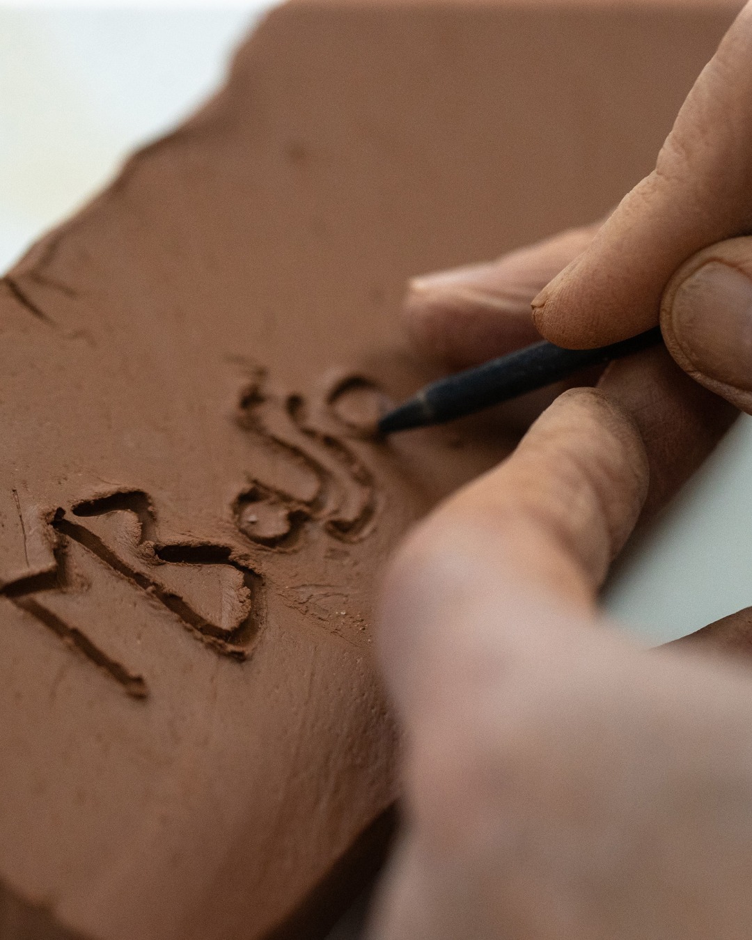 Un nouvel espace pour le modelage
Chers amis,
Vous êtes de plus en plus nombreux à suivre l’univers de Michel Bassompierre et nous vous en remercions chaleureusement.
Afin de partager avec vous une facette plus intime de son travail, nous avons créé un compte entièrement dédié au modelage, première étape essentielle de toute sculpture.
Sur ce compte officiel (@michelbassompierresculptor), vous retrouverez comme toujours les œuvres en bronze et en marbre, les expositions et l’actualité de l’artiste.
Sur le nouveau compte (@michelbassompierre), vous découvrirez les coulisses de l’atelier, les esquisses en terre et le processus créatif pas à pas.
Deux regards complémentaires sur un même univers