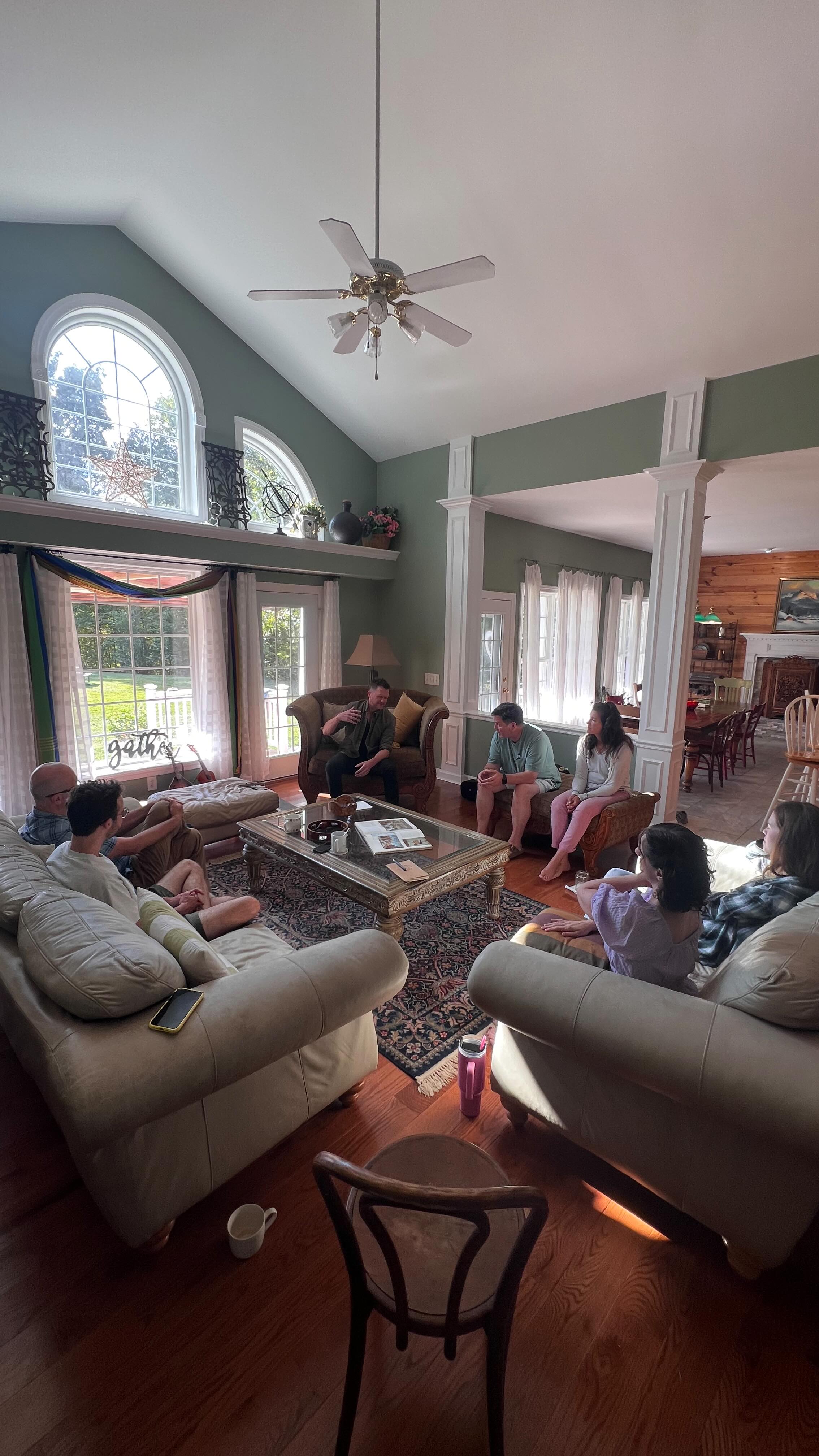 A huge thank you to our guest speaker today @michaellogen for talking to the Artist And songwriters about the sync, film & TV world.
#artistand #creativecommunity #songwritingretreat #stonemeadowretreat #nashville
