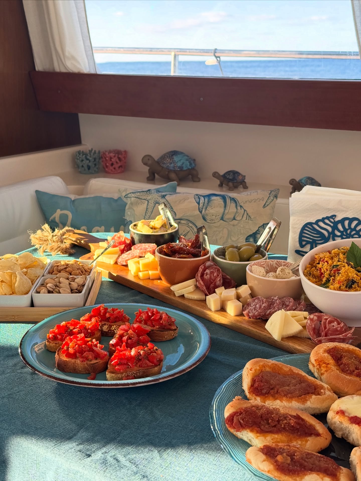 🇬🇧 Sunset, sea breeze, and a Sicilian tasting experience on board.
Bruschetta, local cheeses, olives, and more… because our Sunset Tour is not just about the view, it’s about flavor too. 💙
🇮🇹 Tramonto, brezza marina e un assaggio di Sicilia a bordo.
Bruschette, formaggi locali, olive e tanto altro… perché il nostro Sunset Tour non è solo panorama, ma anche gusto. 💙
#SicilyBlueDream #SunsetTour #PalermoBySea