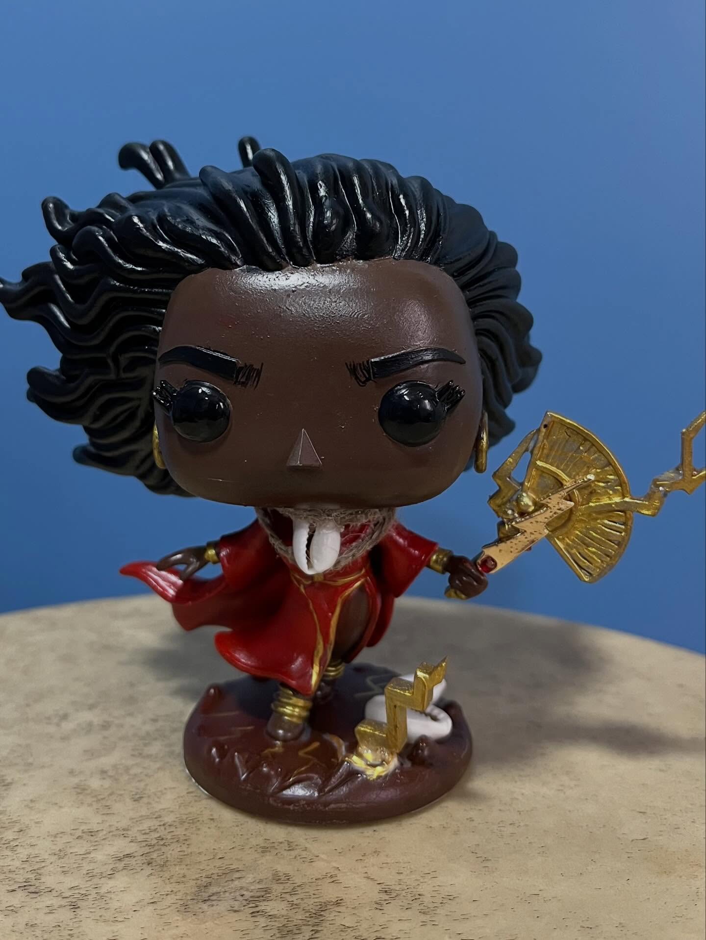 Eparrey Oyá ⚡️❤️
Peça feita em resina.
As pedrarias e todos os adereços aplicados artesanalmente.
Pintuta feita a mão.
Aproximadamente 13 cm
📌 Pronta entrega
#bonecospersonalizados #bonecos #resina #biscuit #colecionaveis #escultura #sculture #dolls #funko #funkopersonalizado #artesã #feitoamao #feitopormim