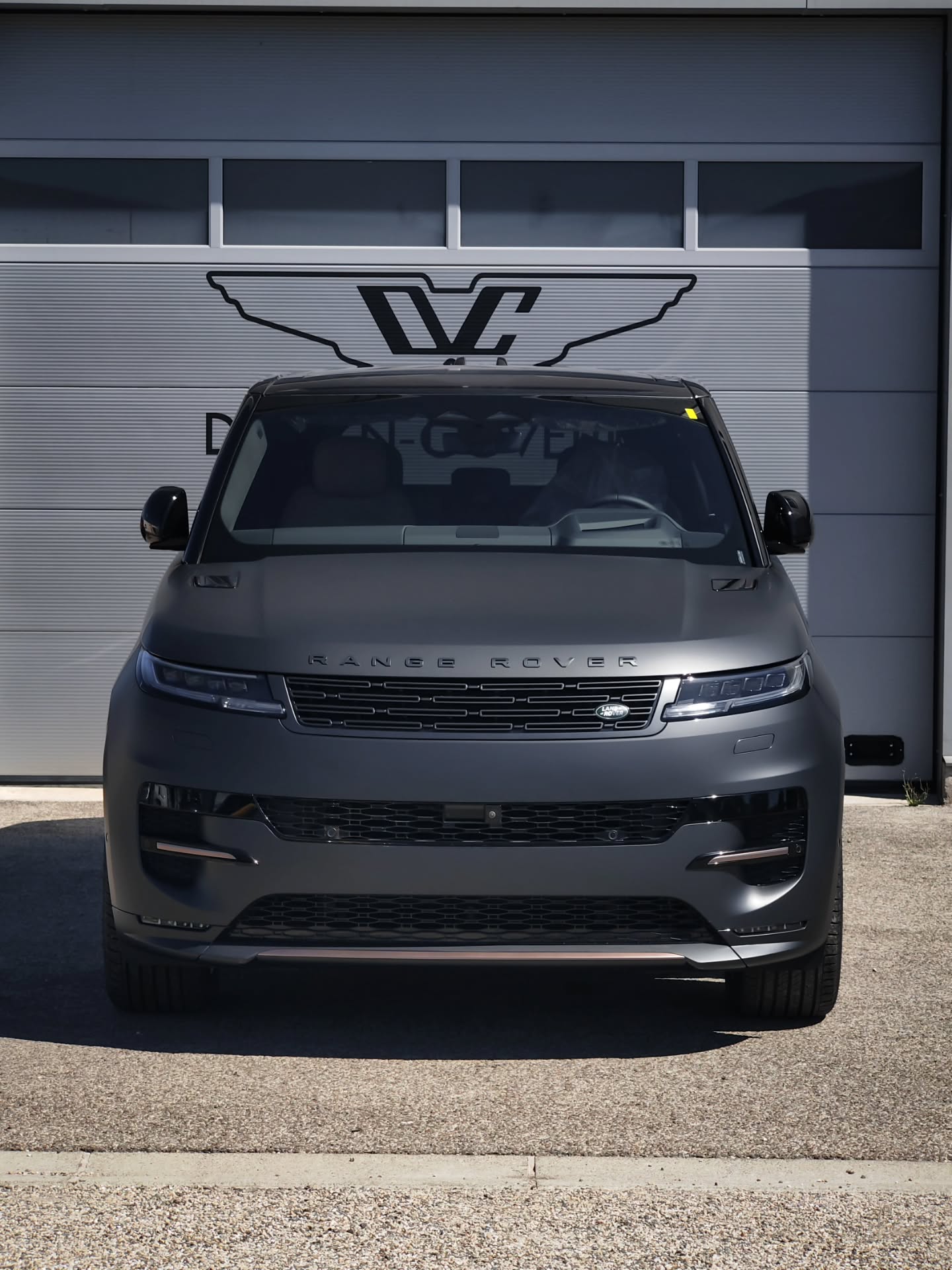 Pour changer un peu des Defender, on a fait un Range Rover Sport 😊 de quoi lui donner un look bien plus agressif
.
Comme sur les Defender, nous avons procédé à la pose d'un PPF satin sur toute la partie basse du véhicule. Cette pose offre une protection de haute volée et un changement de look vraiment marqué.
.
⬇️ Land-rover Range Rover sport ⬇️
✔️PPF satin full
.
#car #cars #ppf #covering #wrapping