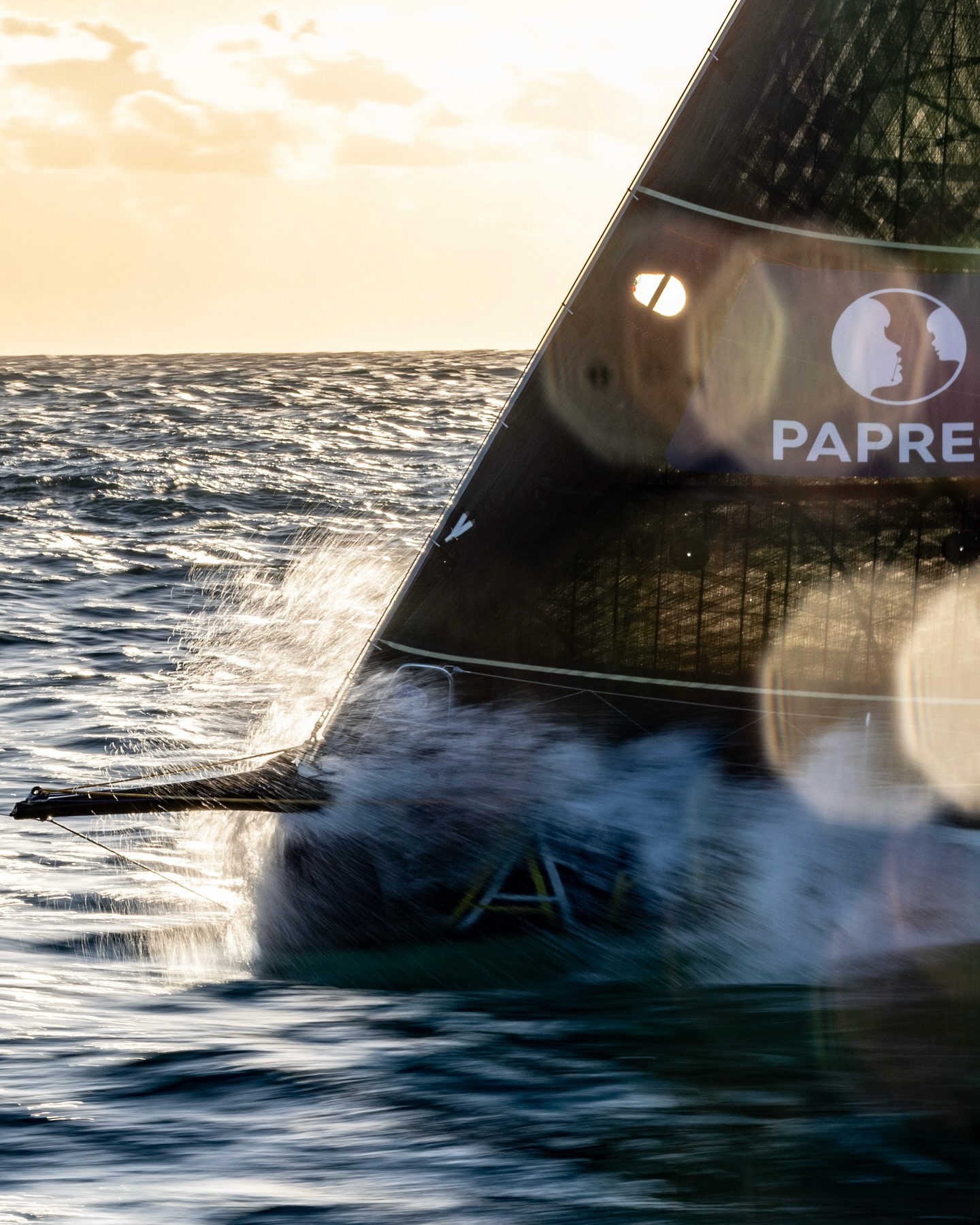 🔥 Dernière ligne droite pour les marins de cette 56e édition de #LaSolitaire du Figaro Paprec ! Et ces dernières heures seront sûrement les plus dures. Avec la fatigue accumulée, faire les bons choix, rester concentré et lucide deviennent extrêmement difficiles ! C’est maintenant que tout peut se gagner, mais aussi se perdre 👀
📸 Thomas Campion
#LaSolitaire