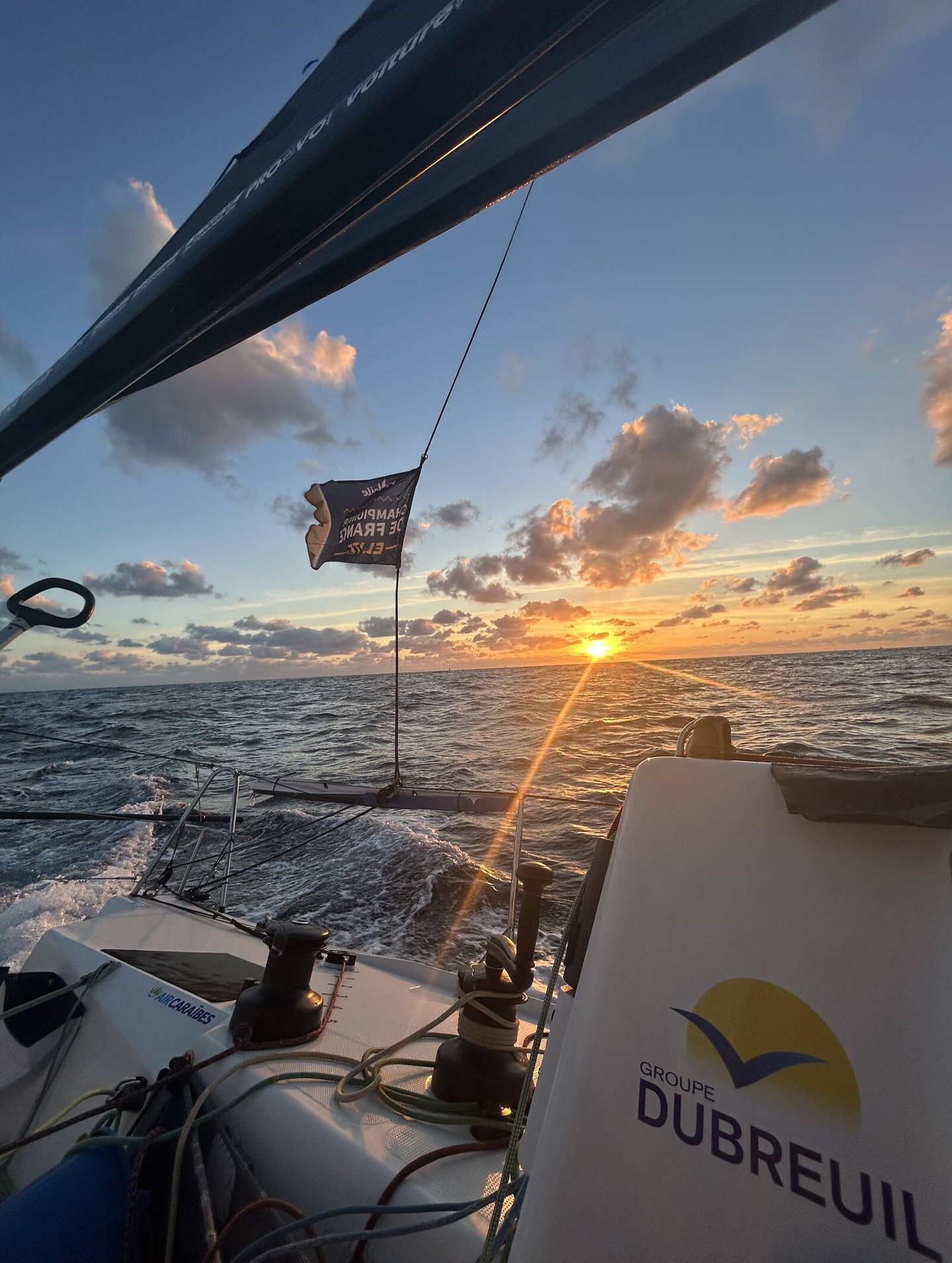 🌅 C’est un matin particulier qu’abordent les 31 marins encore en course sur cette ultime étape de La Solitaire du Figaro Paprec. À deux titres, car après le choc suite à l’annonce du démâtage de Thomas de Dinechin sur Almond for Pure Océan, qui a suscité beaucoup de compassion, il faut désormais se tourner vers l’objectif de la journée, l’atterrissage sur la pointe bretonne et l’entrée en mer d’Iroise.
📊 Au classement ce matin, Jules Ducelier sur Région Normandie ouvre la route devant Alexis Loison (Groupe REEL) et Charlotte Yven (Skiper Macif 2023). ⚔️
🔥 La bataille s’intensifie à l’approche des côtes bretonnes, et le suspense reste total !
📸 Thomas Campion
#LaSolitaire