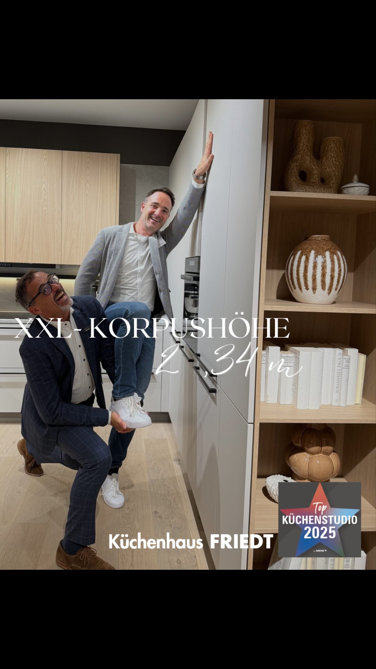 Dominique und Jochen zeigen, wie man Küchenschränke richtig hoch hinaus plant! Mit einer Korpushöhe von 2,34 m setzen wir neue Akzente in der Küche. Das ist mal eine Ansage! 💪 #Küchendesign #HomeInspiration #Küchenschränke #küchenhausfriedt #küche #küchenplanung #kitchen #interiör #interiordesign #küchenliebe #kitchen #hausbau