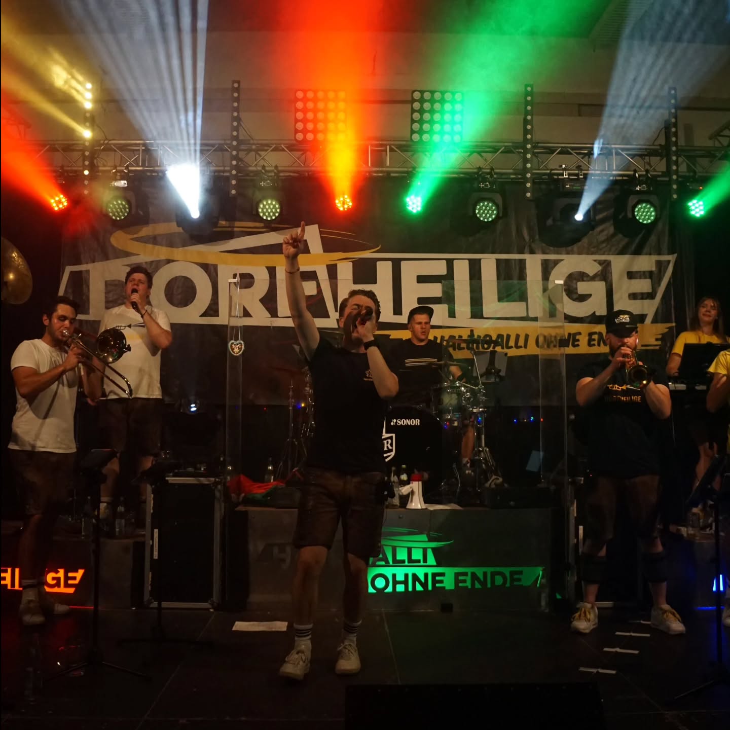 Zurück aus der Sommerpause ⛱️
Letztes Wochenende ging's direkt bombastisch los beim alljährlichen Babenhauser Weinfest 🍇🍷
Nach stimmungsvollem Auftakt vom @musikverein.ebershausen durften wir mit euch weiterfeiern und die alte Turnhalle zum Beben bringen 🔊🪩🔥
Vielen Dank an alle die dabei waren und an den @musikverein_babenhausen für die Organisation (und den guten Wein 😏)🙏🏻💛
Jetzt geht's Schlag auf Schlag weiter: Wir sehen uns am Samstag in Schemmerhofen beim Jubiläumsabend vom @musikvereinaltheim 🎺🍻
#weinfest #babenhausen #dorfheilige