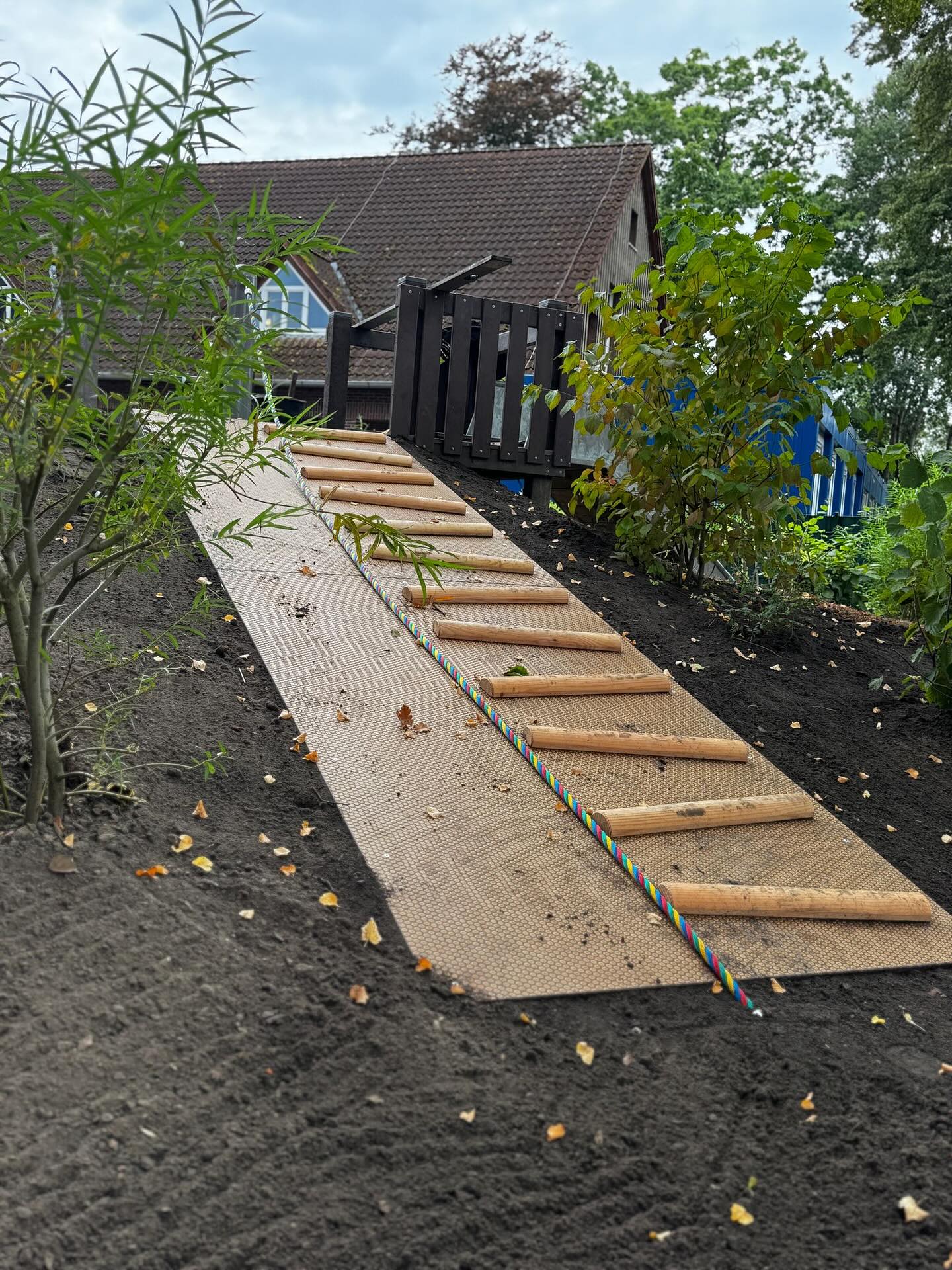 🌟 Unsere Kletterrampe erstrahlt in neuem Glanz! 🌟
Die Kinder können nun wieder sicher und mit viel Freude den Hügel zur Rutsche erklimmen. 🧗♀️🛝
Die neue Rampe macht nicht nur Spaß, sondern fördert auch Bewegung, Gleichgewicht und Motorik. 💪✨
Schon jetzt ist sie ein echtes Highlight im Kindergartenalltag! 💛
@sauerland_spielgeraete
#kindertagesstätte #kinderbeschäftigung #galabau #gartenundlandschaftsbau #saathoffgalabau #freude #kindergartenkind