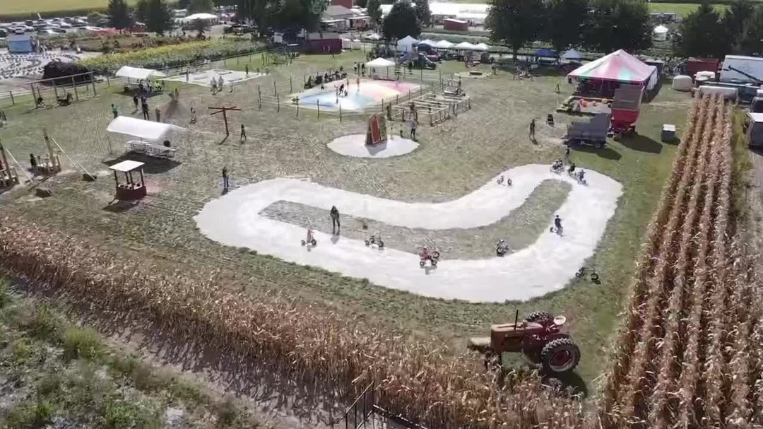 Swing by Mariah's Mums & More before or after the 🍎 APPLE & 🐷 PORK FESTIVAL in Clinton! Bring the whole family & make our farm a 🍂 fall family tradition during the big festival!
⏰ 10AM - 5PM
📍 16727 Airport Rd, Clinton