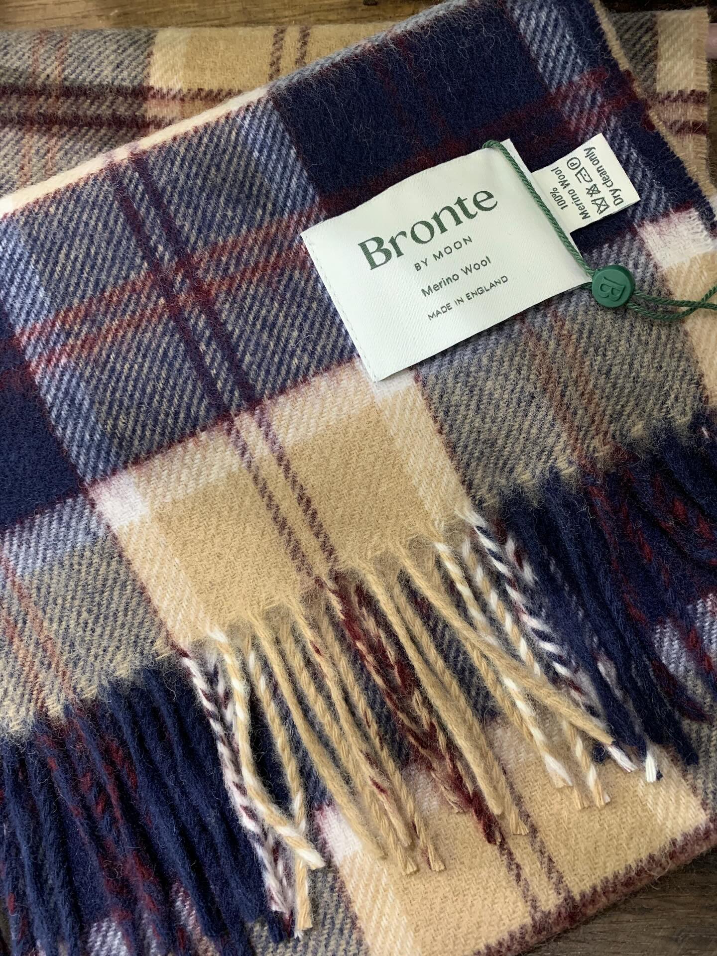 BREAKING: Winter warmth mystery solved! 🧐 The website has been updated with luxurious pure merino wool scarves from @brontebymoon. Perfect for green thumbs and curious minds who dare to defy the chill!
#rossonwye #brontebymoon #autumnvibes