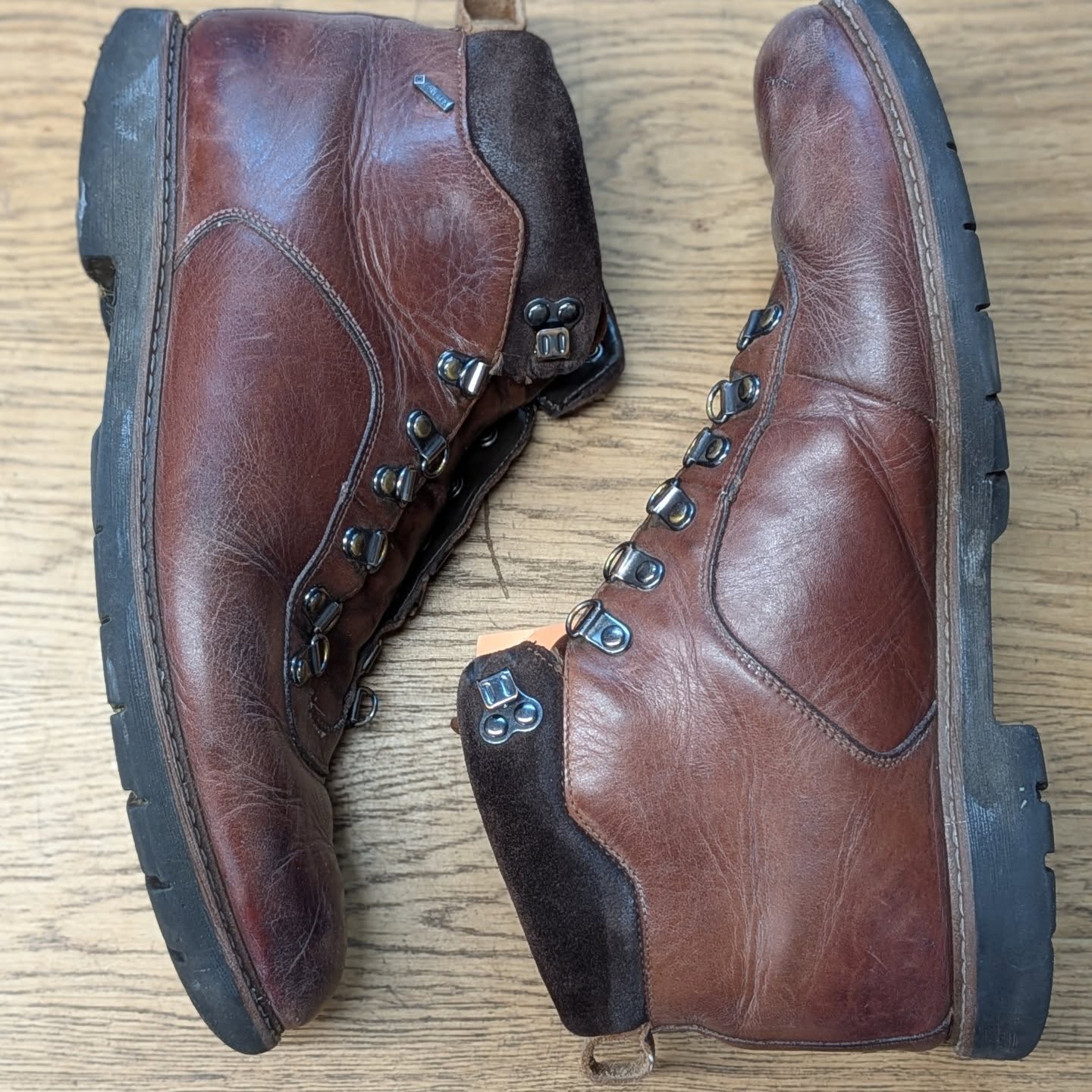 Some Clark boots getting winter ready this week. Fitted the Vibram Montagna unit for extra grip and durability for the colder months ahead
#clarks #bootrepair #boots #vibramsoles #vibram #cobbler #shoerepair #winterready