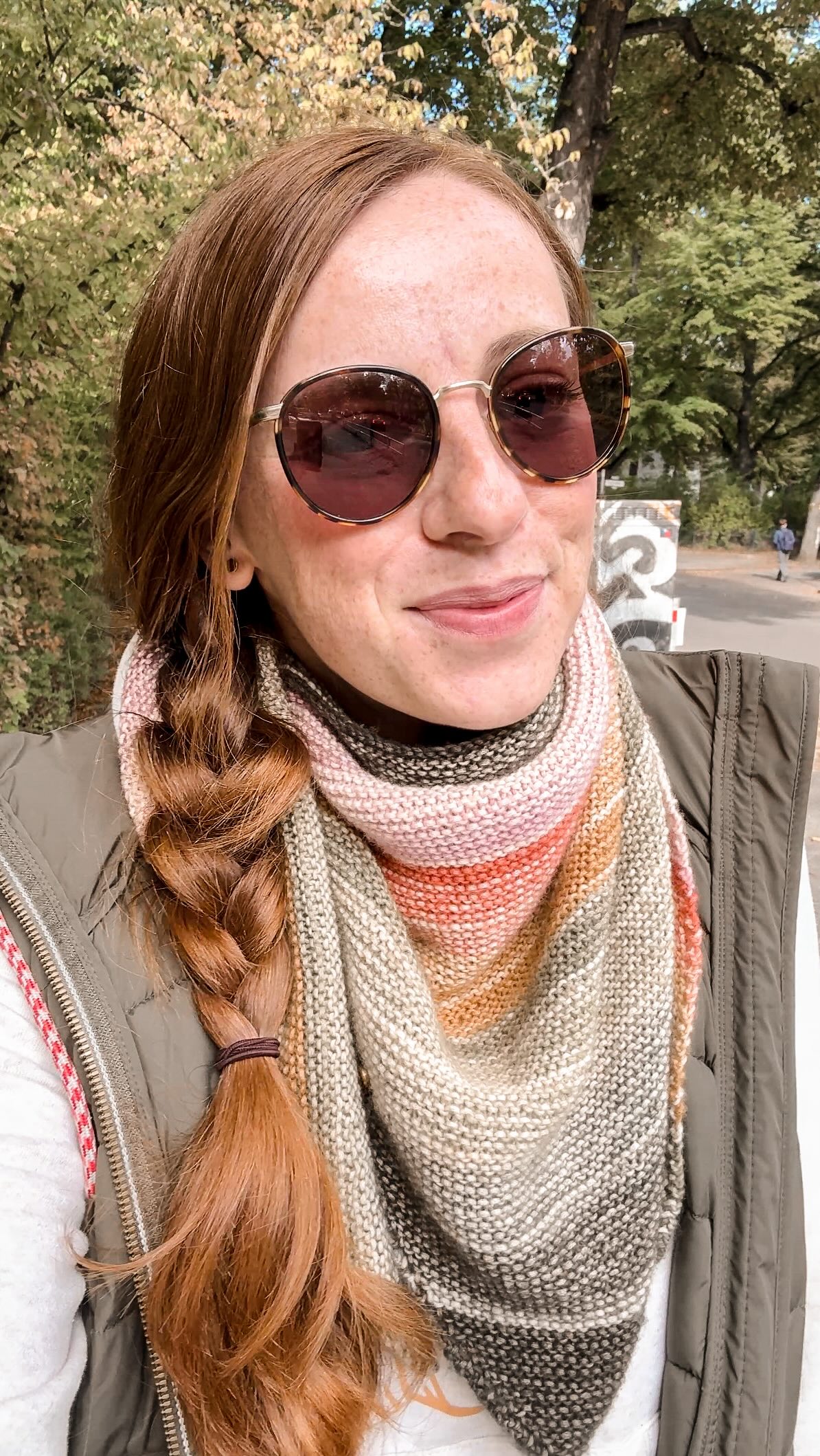 🍂✨ POV: Du lässt im Sommer die Nadeln klappern und strickst dir dein eigenes Dreieckstuch – genau rechtzeitig, um dich im Herbst darin einzukuscheln. 🧶💚
Und das Schönste daran? 👉 Du entscheidest die Farbe, die dich strahlen lässt. 🌈
📌 Welches ist deine Go-to-Farbe für den Herbst? Schreib’s mir in die Kommentare! 🍁
#stilundstich #farbberatung #meinstil #handmadewardrobe #strickliebe #herbststyle