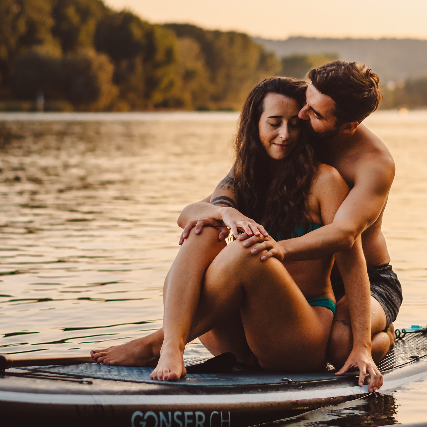 🌊💍 SUP, Abenteuer & pure Liebe!
Lissi & Robin – zwei Herzen, die zwischen Bodensee, Gardasee und den Bergen zuhause sind.
Ihr Verlobungsshooting am Bodensee war einfach episch: Stand-Up-Paddle, glitzerndes Wasser, die Sonne im Rücken und so viel Lachen & Abenteuerlust – genau so, wie sie sind.
🤍So echt, so frei, so „Pura Vida“.🤍
Und morgen? ✈️ Wir packen alles ein und feiern ihre Destination Wedding in der traumhaften Villa San Bonifacio in Valpolicella, Italien. 🇮🇹🍇
Für Paare, die Abenteuer, Natur & Luxus lieben, echte Emotionen wollen und gleichzeitig eine timeless, cinematic Hochzeitsreportage suchen – das ist eure Inspiration. 🤍
- Good Vibes Only -
#AdventureLove #SUPEngagement #DestinationWeddingItaly #VillaSanBonifacio #GardaseeHochzeit #CinematicWeddingPhotography #AuthenticMoments #LuxuryWeddingItaly #lovestorygoals #ValpolicellaWedding #epicloveshots
#swissweddingphotographer #hochzeitsfotografieschweiz #fearlessphotographer #swisswedding #weddingphotographerswitzerland #hochzeitsfotografschweiz #zurichwedding #zurichweddingphotographer
#coupleshoot ##hochzeitsinspiration #hochzeitsfotografen #weddinginspiration #hochzeitsideen #foreverlove #hochzeitsfotograf #weddingphotographer #junebugwedding #hochzeitschweiz2025