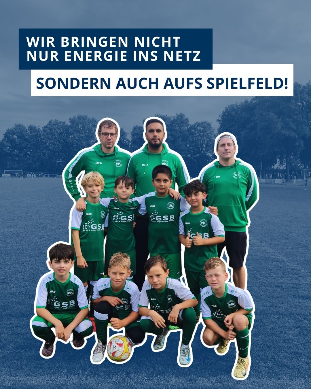 Mit Herz ❤️ und Leidenschaft 💪 steht die E2-Jugend (Jg. 2016) vom @djkrasensportaachenbrand auf dem Platz – wir geben den Support, den sie verdient! Auf so einem Trikot 👕 macht sich unser Logo fast noch besser als auf der Arbeitsklamotte 👷♂️, oder? 😉
Wir wünschen Allzeit spannende Spiele & elektrisierende Stimmung an der Außenlinie! ⚡️🎉
👉 Zeigt uns euren Teamgeist – markiert uns auf euren Spielbildern und lasst uns gemeinsam die E2 vom DJK Rasensport Aachen-Brand feiern!
#gsbgruppe #energieneugedacht #elektrotechnik #teamGSB #Zukunftgestalten #djkrasensportbrand