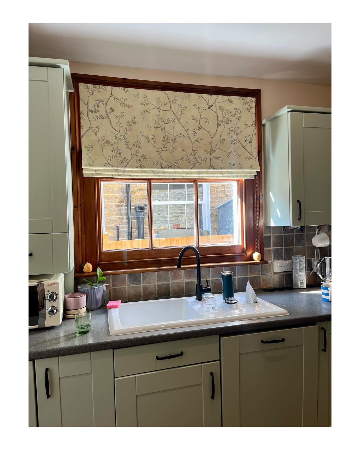 We worked hard to find a fabric to fit in with the colour of the cabinets as well as the wooden window frame and the winner was this lovely print from @lewisandwood
I left the blind lowered so you can see more of it but it pulls up nicely to maximise the light in a fairly dark space.
#romanblind #romanblindmaker #makers #maker #windowtreatment #windowtreatmentideas #softfurnishings #bespoke #madetoorder #custommade #kitchenblinds #madetomeasure #luxuryblinds #handmade #handmadeblinds #local #wandsworth #tooting #balham #earlsfield #battersea #fulham #balhammums #balhamlife #balhamnewsie #tootingnewsie #tootingbec #supportsmallbusiness #nappyvalley #northcoteroad