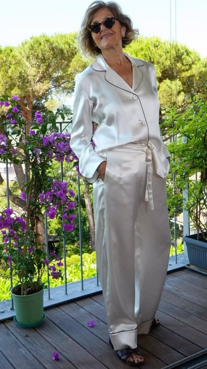 Pijiama in Raso di Seta, Claudia B.
Federe, Mascherine, Scrunchies e Bonnet, in seta Be_Silk.
#pijiamas #mascherine #mask #scrunchie #bonnet #accessori #seta #silk #madeinitaly #soloseta #handmade #welness #beauty #care #love