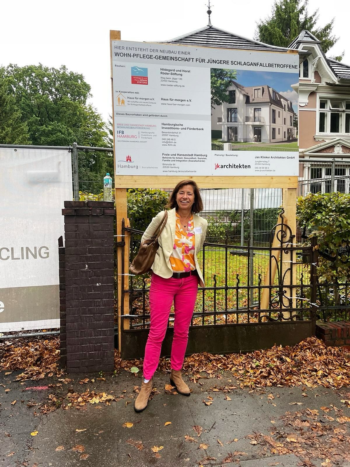 Mit großer Freude dürfen wir verkünden: Der Neubau unserer 2. Wohn-Pflege-Gemeinschaft für jüngere Schlaganfallbetroffene hat begonnen!
Nun geht es endlich los. Mit dem Projekt auf dem Gelände der Hildegard & Horst Röder Stiftung nimmt das zweite Haus für morgen Gestalt an.
Wir blicken voller Vorfreude und Dankbarkeit auf die kommenden Monate und können es kaum erwarten, die Türen dieses besonderen Hauses zu öffnen.
#hausfürmorgen