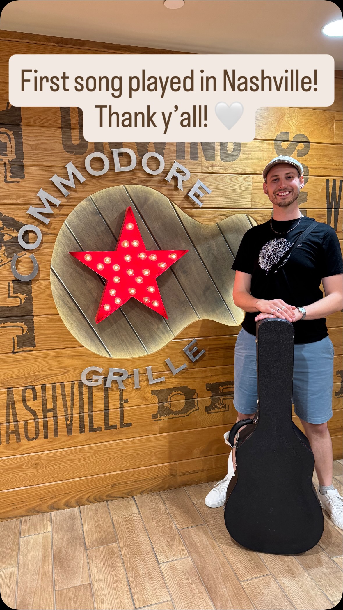 Today I played in America for the first time - open mic night at @commodoregrille in Nashville Tennessee! 😍🇺🇸 thank you so much for having me!
Thank you @petegarfinkelmusic for lending me this amazing Gibson and making all this possible! 🤍
#theoklattenhoff #singersongwriter
——
Heute habe ich das erste Mal ein Lied in Amerika gespielt - Open Mic Night im Commodore Grill in Nashville TN. 😍 Danke für die tolle Erfahrung! 🤍