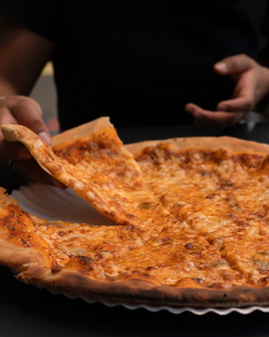 Porque a veces la felicidad cabe en una sola mano… sabe a queso e ingredientes frescos. 🙌
📲 Ven por la tuya… o pídela desde Uber Eats o Rappi.
.
.
.
#PizzaSinCulpa #PizzaTime #SaborÚnico #CocinaItaliana #AmantesDeLaPizza #ComidaItaliana #ItalianFood #Foodie