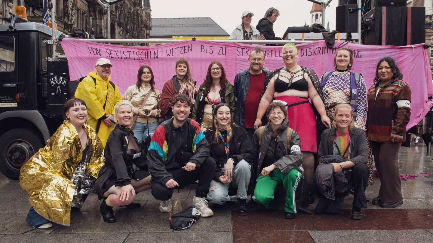 Tausend Dank @smallstage.photography für diese starken Fotos!
Diese Fotos und viele mehr findet ihr auch auf unserer Website ✨
Bis zum nächsten Slutwalk!