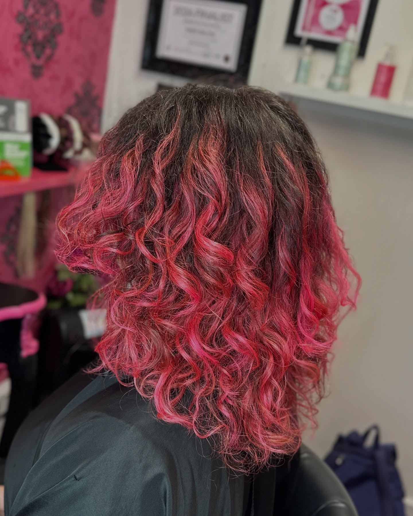 2 of my favourite things curly hair and pink hair !!
@manicpanicnyc cotton candy and hot hot pink
💗
#pinkcurls #curlyhair #colouredcurls #pinkcurlyhair #curlcolorist