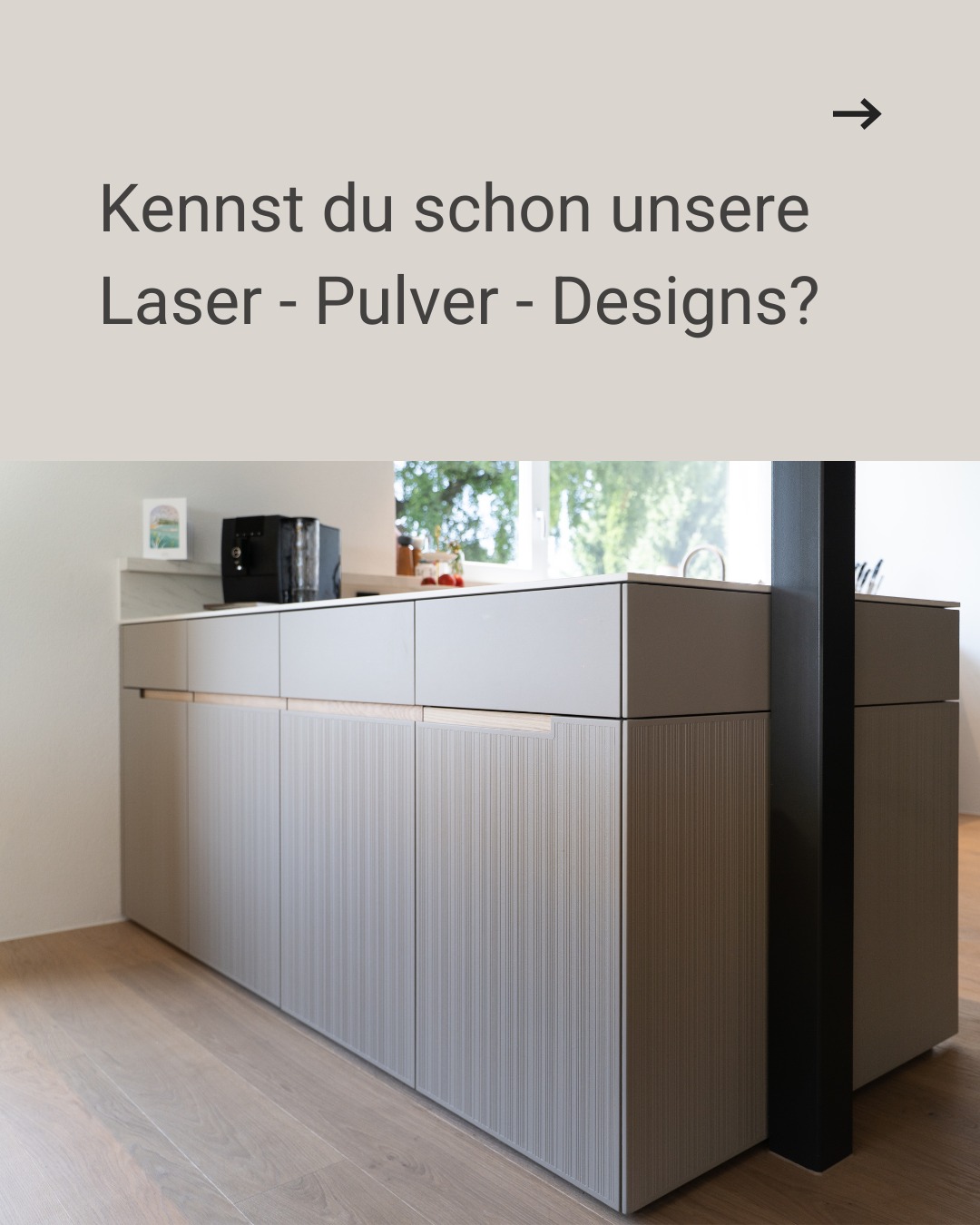 Entdecke einzigartige Lasermuster für deine Inneneinrichtung
Du suchst Inneneinrichtung, die nicht nur funktional, sondern auch ein echtes Design-Statement ist? Mit unseren innovativen Laseroberflächen eröffnen wir völlig neue Gestaltungsmöglichkeiten: Wähle aus einer Kollektion verschiedenster Muster und Strukturen, die per Laser millimetergenau ins Holz eingearbeitet und mit Pulver beschichtet werden. So entstehen einzigartige 3D-Effekte, die deine Möbel zum Unikat machen.
Du findest alle Muster bei uns in der Ausstellung.