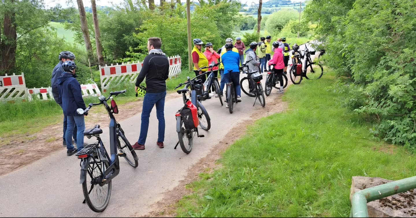 Zum letzten Mal für dieses Jahr bietet der Heimat und Verkehrsverein Bösingfeld wieder eine geführte Radtour an. Treffpunkt ist die Wanderlinde am Kreisel in Bösingfeld, am 12.10.um 13 Uhr. Wir fahren Richtung Schönhagen, Reine, Drostenhof, durch den Wald nach Alverdissen. Über den Windmühlenstumpf, Uhlenhausen, über den Fassenberg. Nach Bistrup, um über den Pottberg, Brakenberg wieder nach Bösingfeld zu fahren. Ca.30 Km.