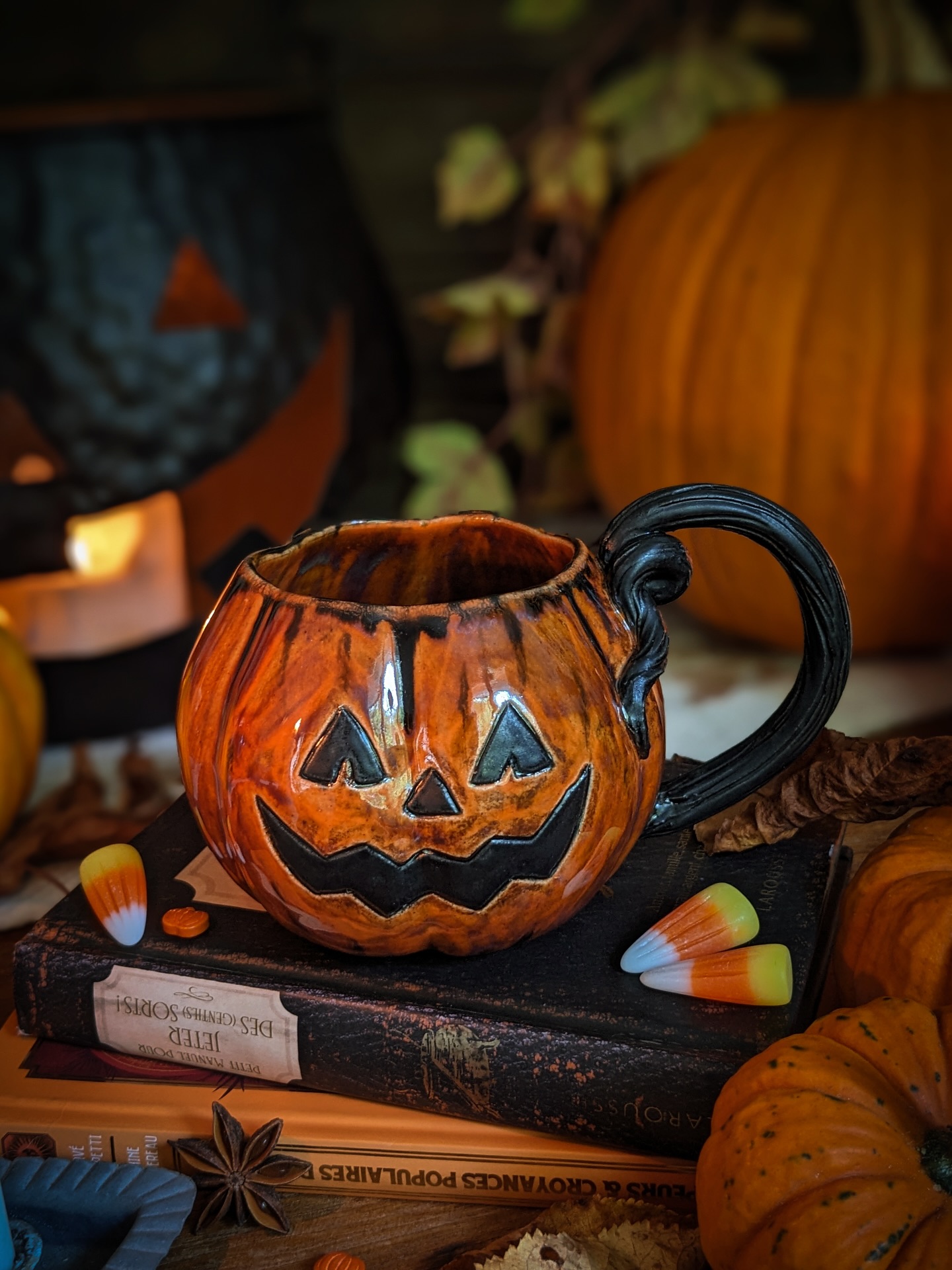 🎃 Halloween is coming 👻
Voici les créations d’Halloween que vous pourrez retrouver ce soir à 20h lors de la mise en ligne. Elles seront bien évidemment accompagnées des créations d’automne (mugs citrouille 🎃) !
Je vous présente ainsi les nouveaux mugs Jack’O Lantern. Je suis ravie du rendu des couleurs avec ce orange et noir mate. 🖤 il y aura également le retour de la bougie Jack’O Lantern et l’arrivée du Spooky Bucket, dans laquelle une potion citrouillesque est en train de bouillir. 🎃🧪
Laquelle est votre préférée ? ✨ on se retrouve ce soir 🖤
#thefairytreehouse #spooky #spookymug #jackolantern #pumpkin #pumpkinmug #halloween #boo