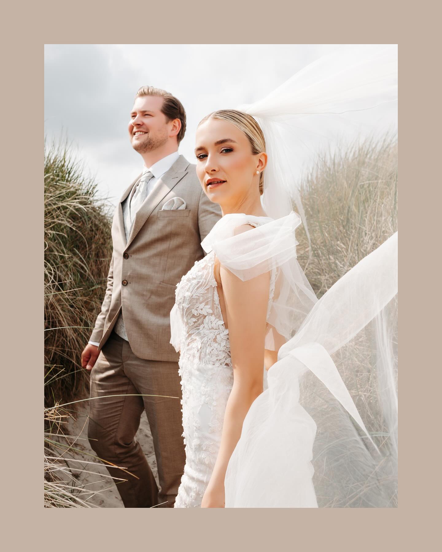 Wind, Wellen, Worte.🌊
Eine freie Rede, die nicht nur Herzen berührt, sondern im Rhythmus der Natur getragen wird. Sylt hat eine ganz eigene Sprache – sie erzählt von Freiheit, von Weite und von der unendlichen Kraft der Liebe. Für mich sind diese Elemente mehr als Kulisse – sie sind Teil der Geschichte, die ich mit meinen Paaren schreibe.
#HochzeitsfotografSylt #StrandhochzeitSylt #WeddingPhotographerSylt #HochzeitsfotografHamburg #BeachWeddingGermany #DestinationWeddingSylt #ElopementSylt #Hochzeitsreportage #FineArtWedding #LuxuryWeddingGermany #WeddingPhotographerHamburg #SyltWeddingPhotographer
_
_
_
_
_
_
_
_
_
_
Planung/Konzept: @onelifespirit_ @jekita.fotografie
Koordination/Orga: @smart.geplant
Papeterie: @noorddesign
Styling: @ganna.vaske
Floristik: @eventfloristikbyklara
Model: @naira_stevens
Deko: @voller_momente
Patisserie: @cupcakefactory_bremen