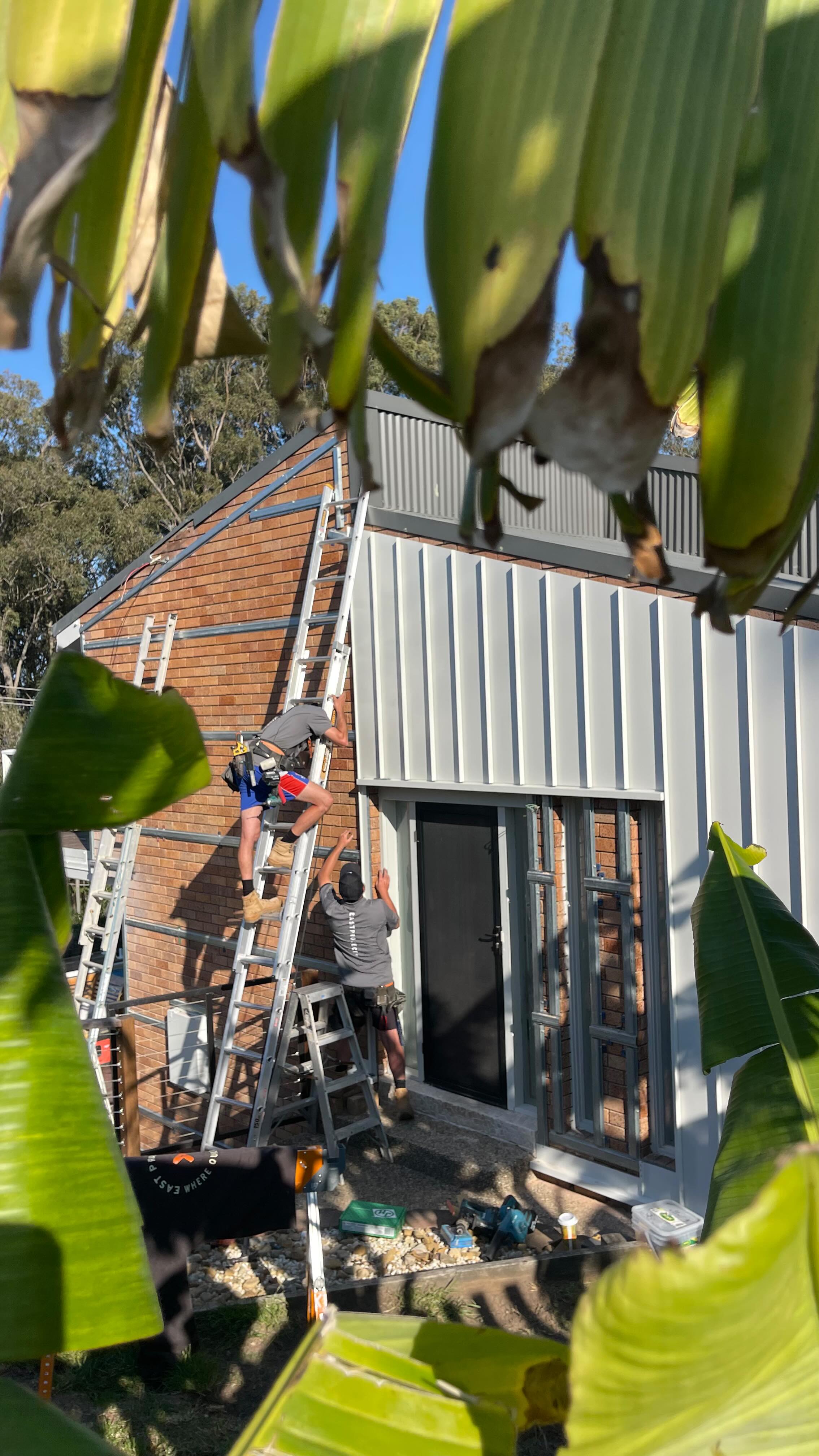 Progress on our Carey Bay feature wall. Product - Hiland Tray Cladding 🔨 Looking forward to seeing this one finished!
@stratcoaustralia @colorbondsteel @nhs.trade