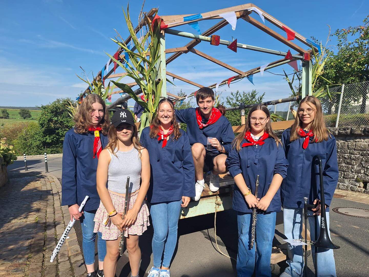 Lätzten Weekend gouf eng Grupp vun eise Musikante vun den @eppelduerfer op hiren Hämmelsmarsch agelueden 🐑
Den Dag drop gouf dann am Kittel op der Duerfkiermes zu Eppelduerf ee Concert Apéro gespillt 🎺