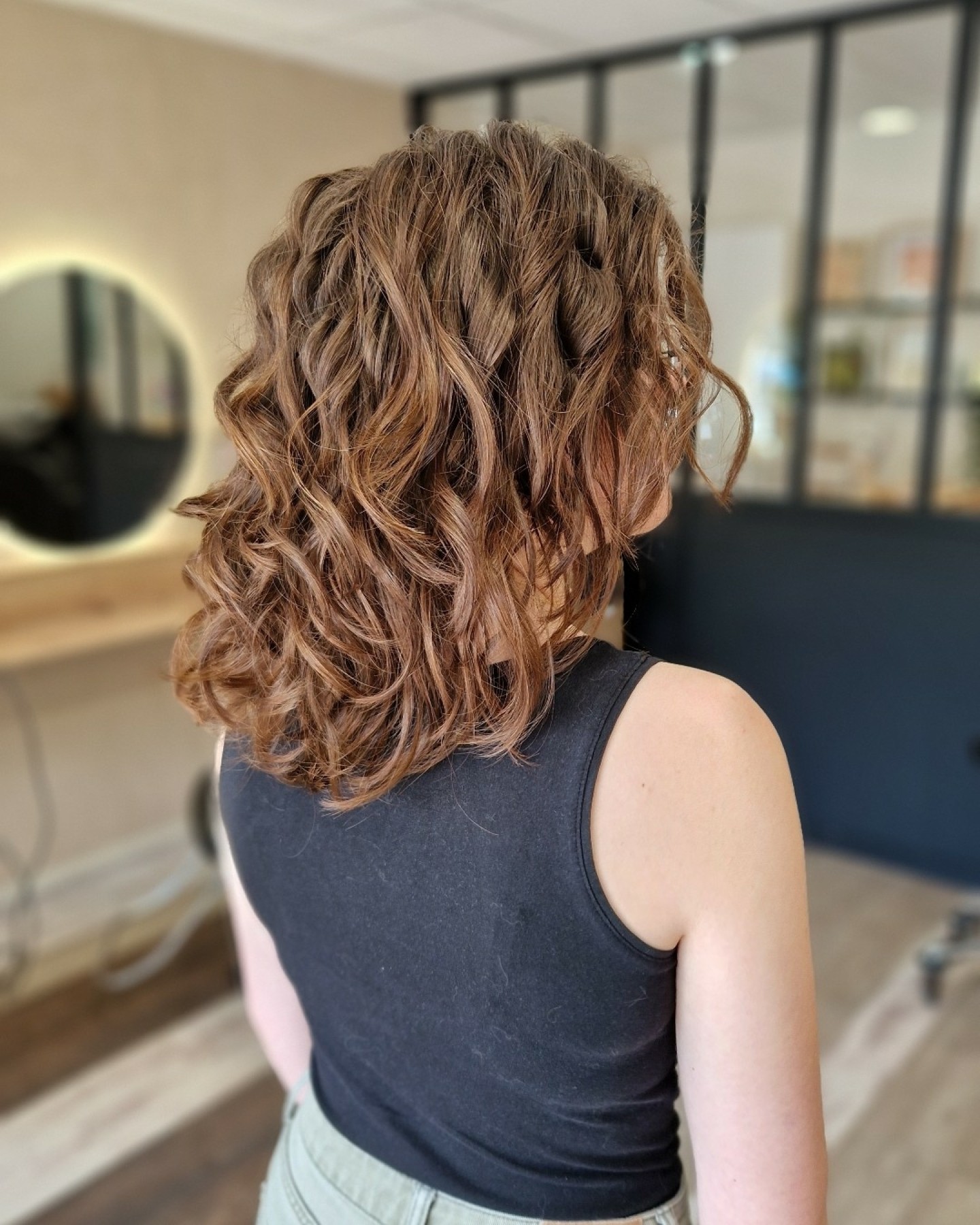 🌸 Un vent de fraîcheur dans ces ondulations !
On redonne du peps, du volume et du mouvement, tout en respectant la texture naturelle.